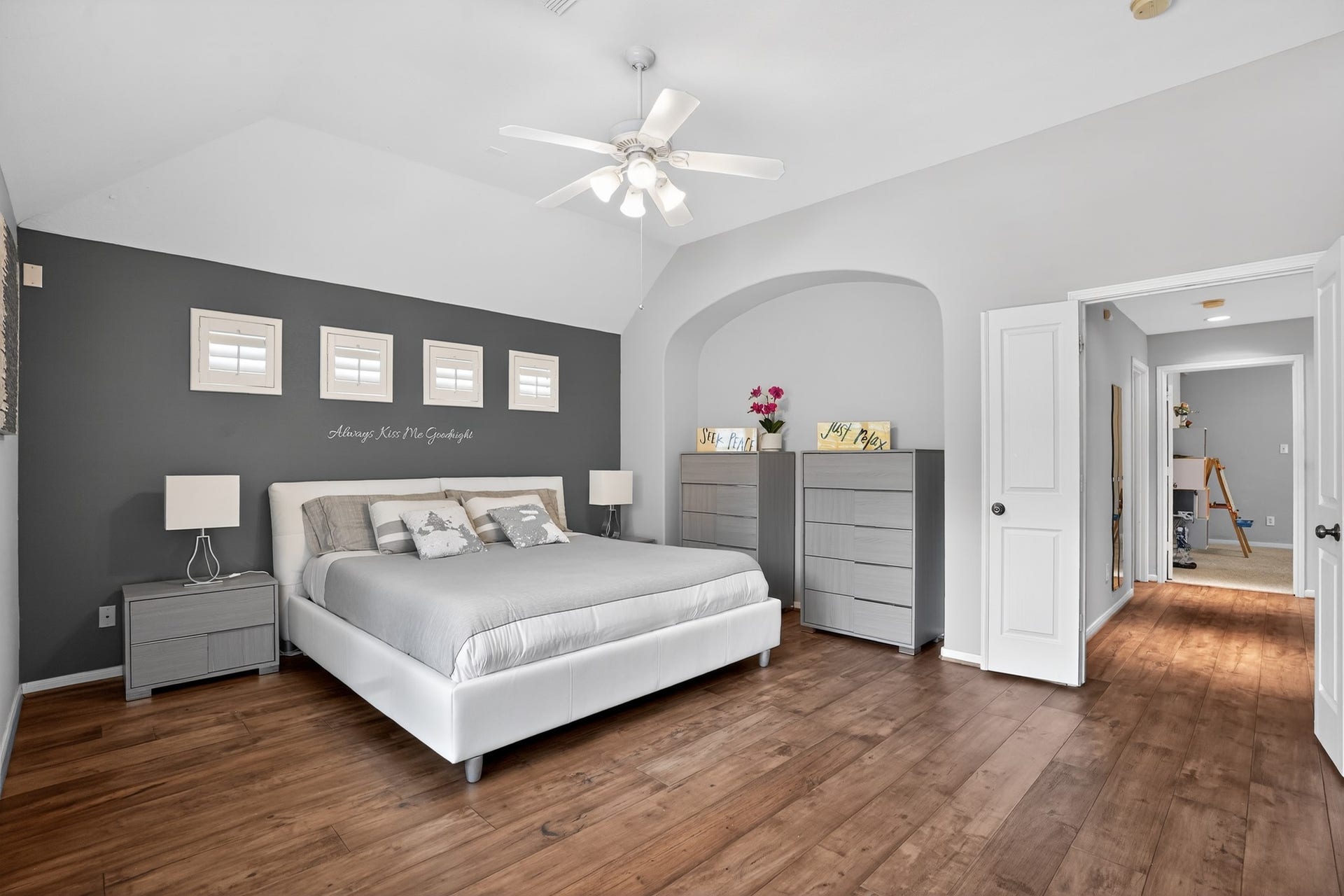 42 Crisp Morning Circle, The Woodlands, TX 77382 Large master suite