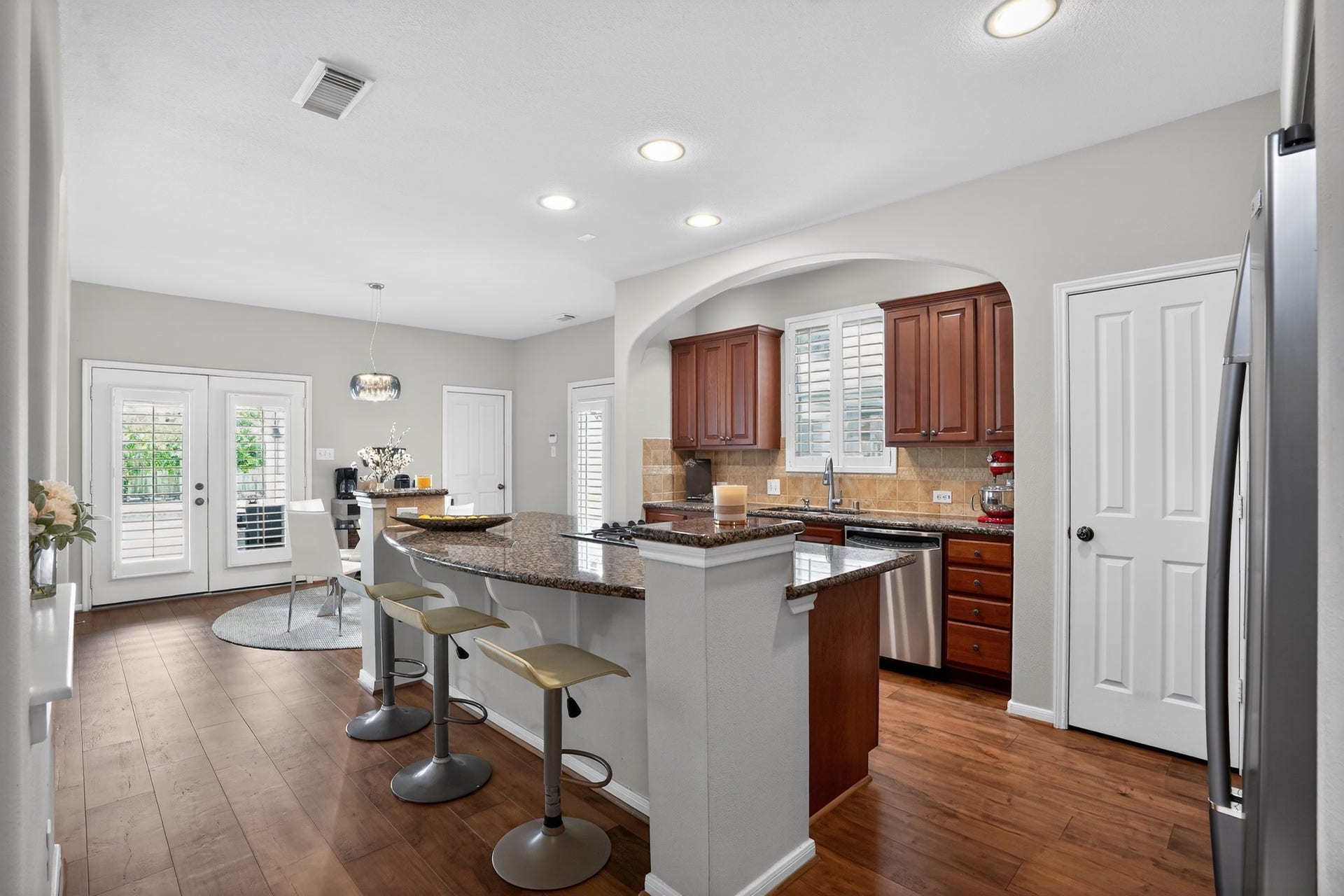 42 Crisp Morning Circle, The Woodlands, TX 77382 Large kitchen with island and bar seating