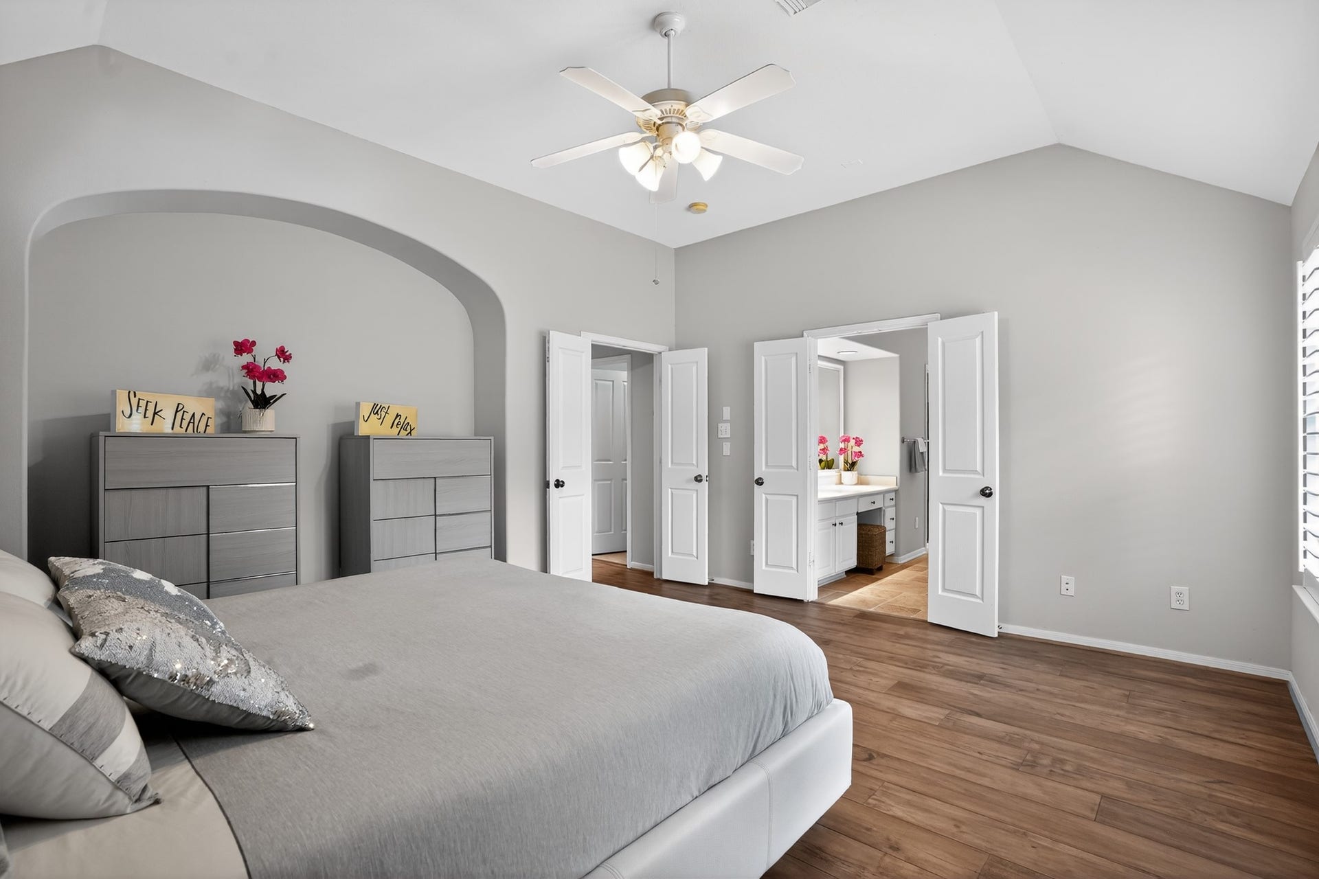 42 Crisp Morning Circle, The Woodlands, TX 77382 Beatiful master bedroom