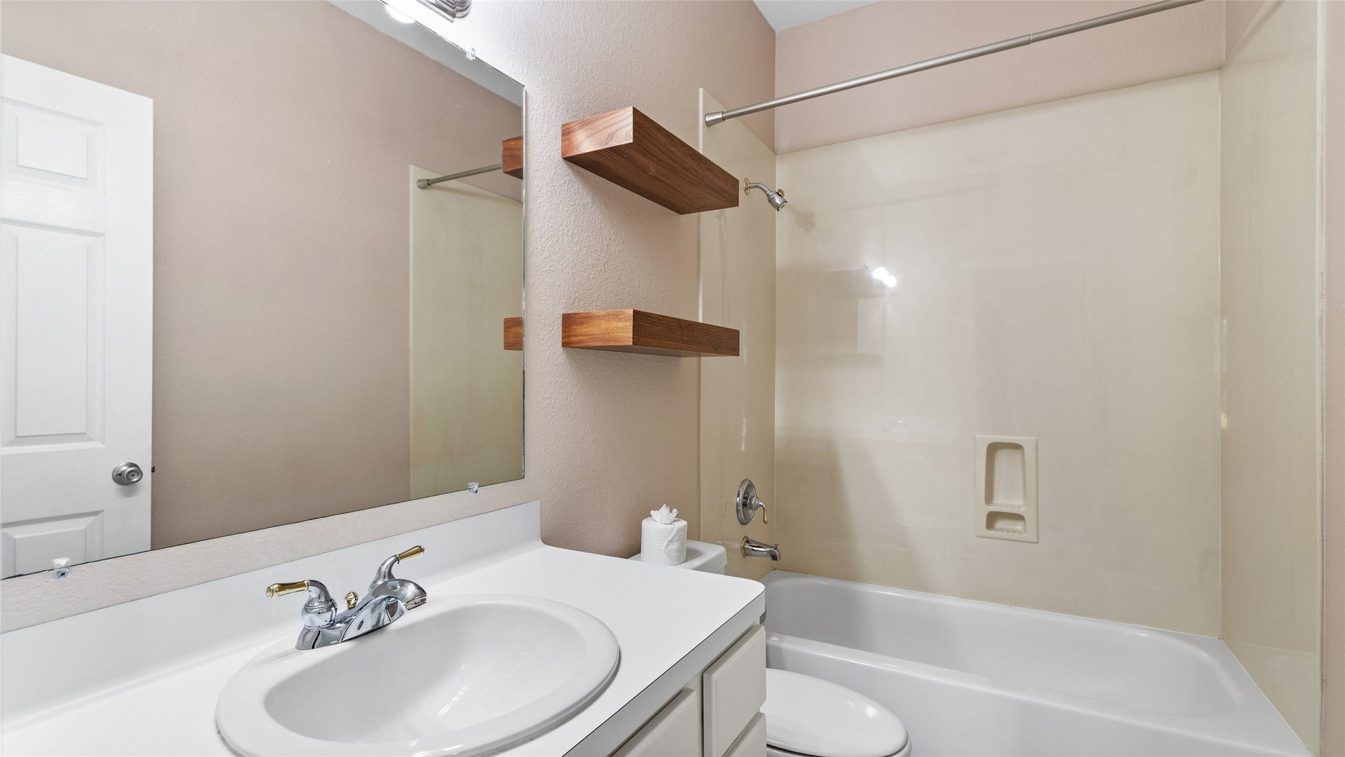 13318 Colton Lane, Santa Fe, TX 77510 Secondary Bath