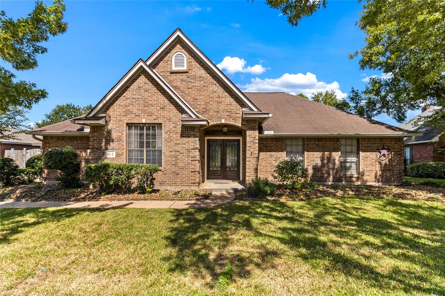 Property photo for 55 Silver Lace Court, Lake Jackson, TX