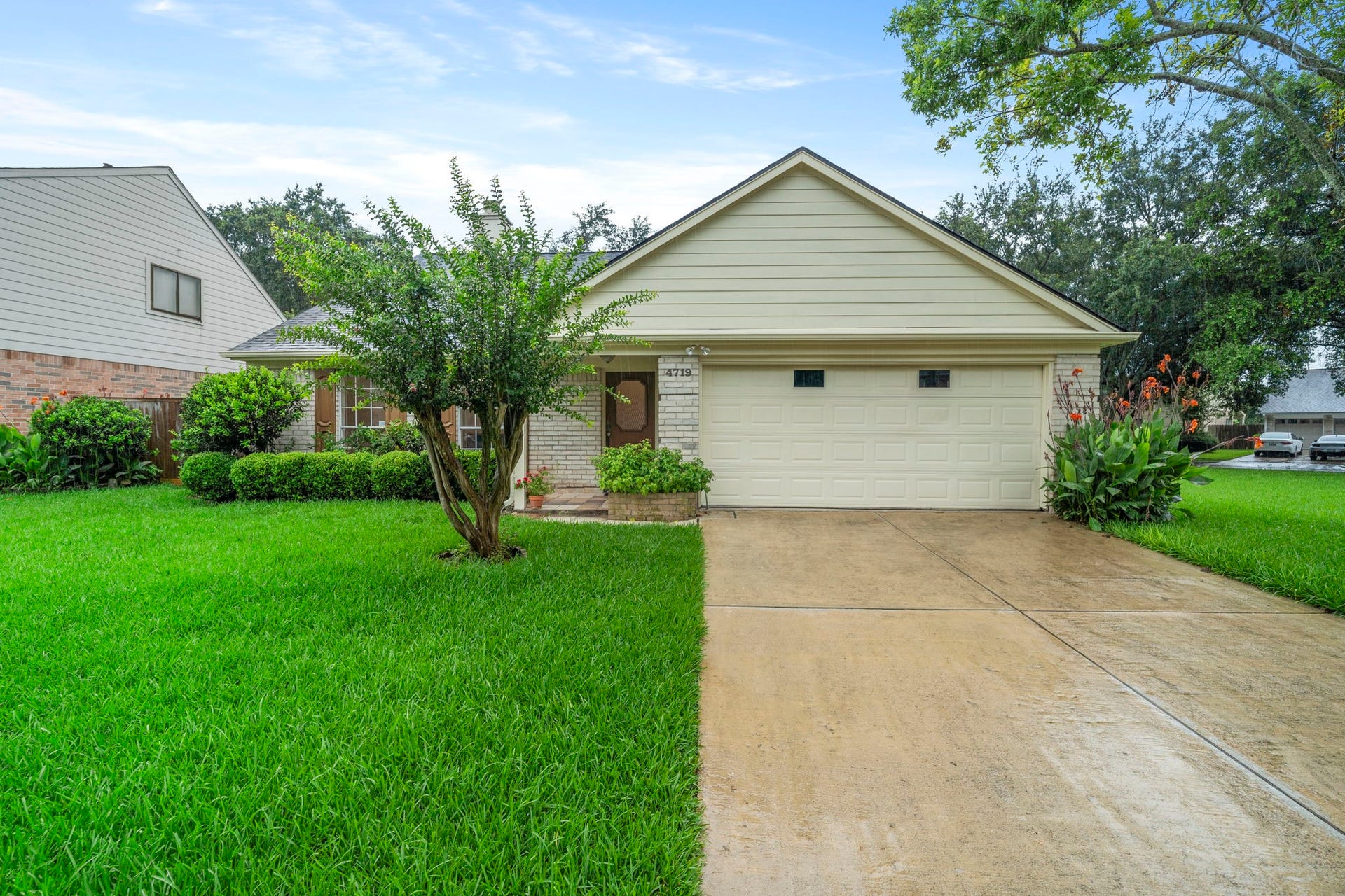 4719 Rainbow Run, Sugar Land, TX 77479 Adorable one-story brick ranch-style home set on a prime corner lot in the quiet, family-friendly Lakefield neighborhood.