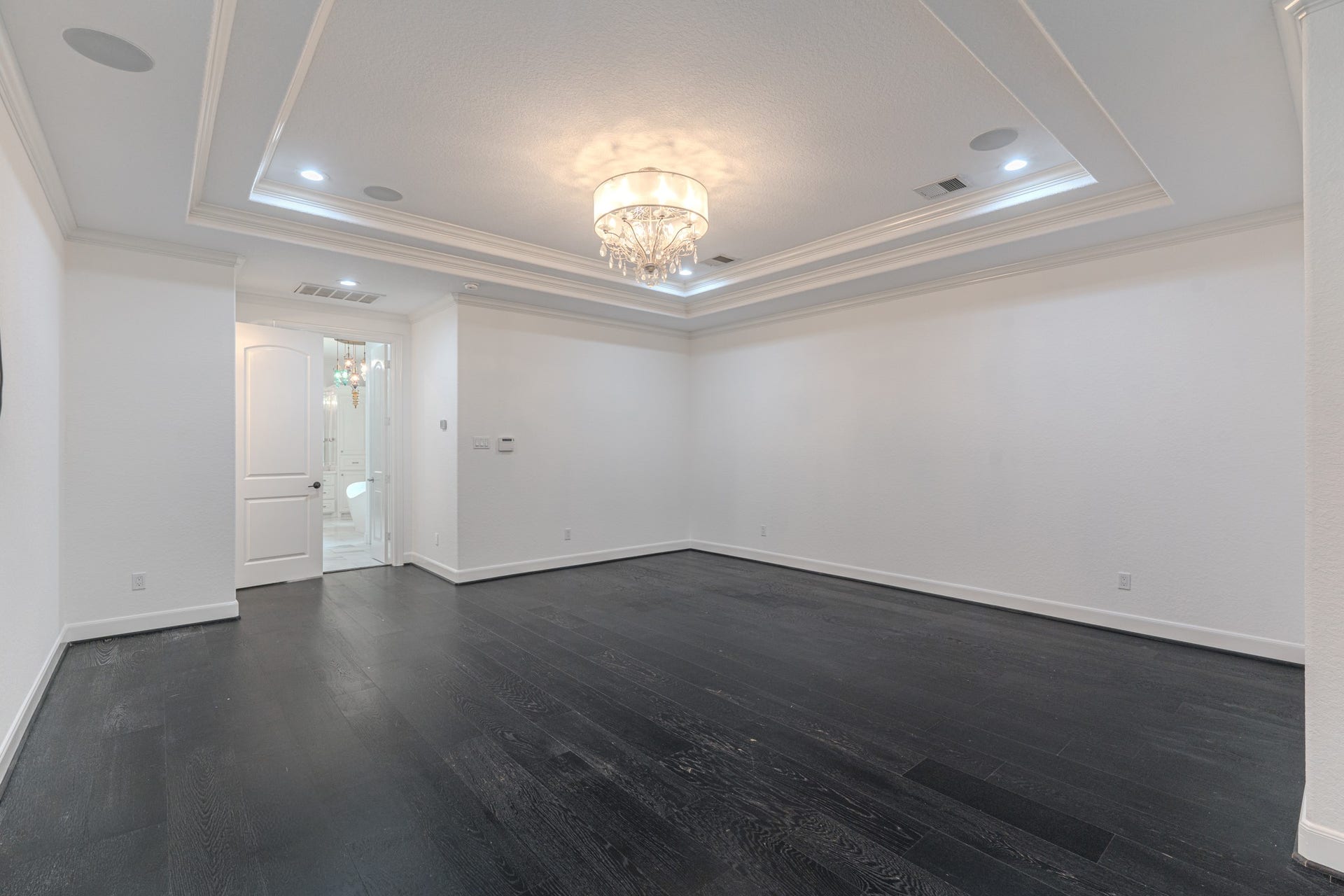 58 Flamingo Landing Drive, Missouri City, TX 77459 Massive Primary Bedroom with sitting area niche. Wood Floors, tray ceilings with crown molding detail. Speakers throughout.