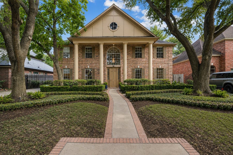 Property photo for 15 Hilshire Grove Lane, Houston, TX