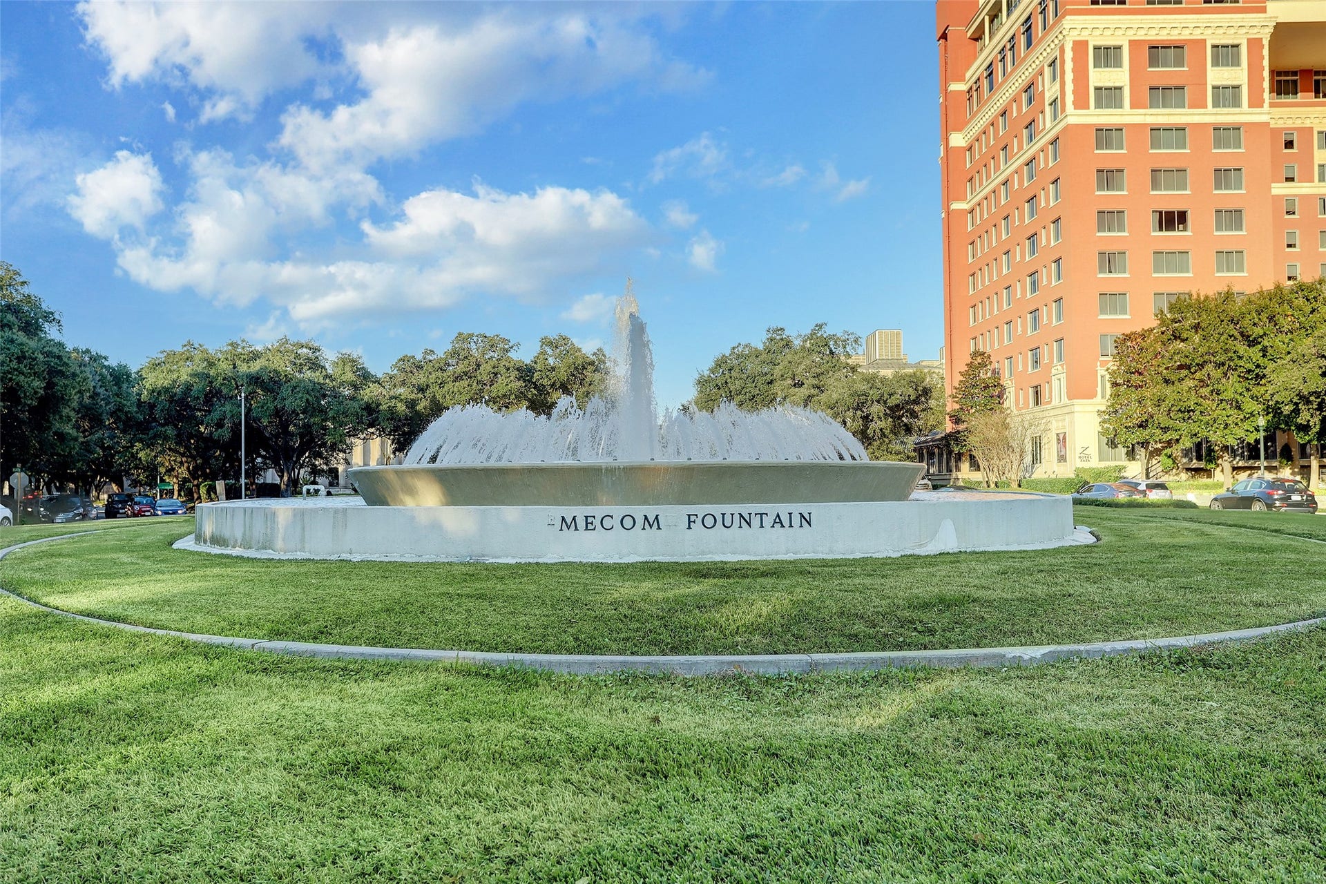1702 South Boulevard, Houston, TX 77098 Beautiful Mecom Fountain.