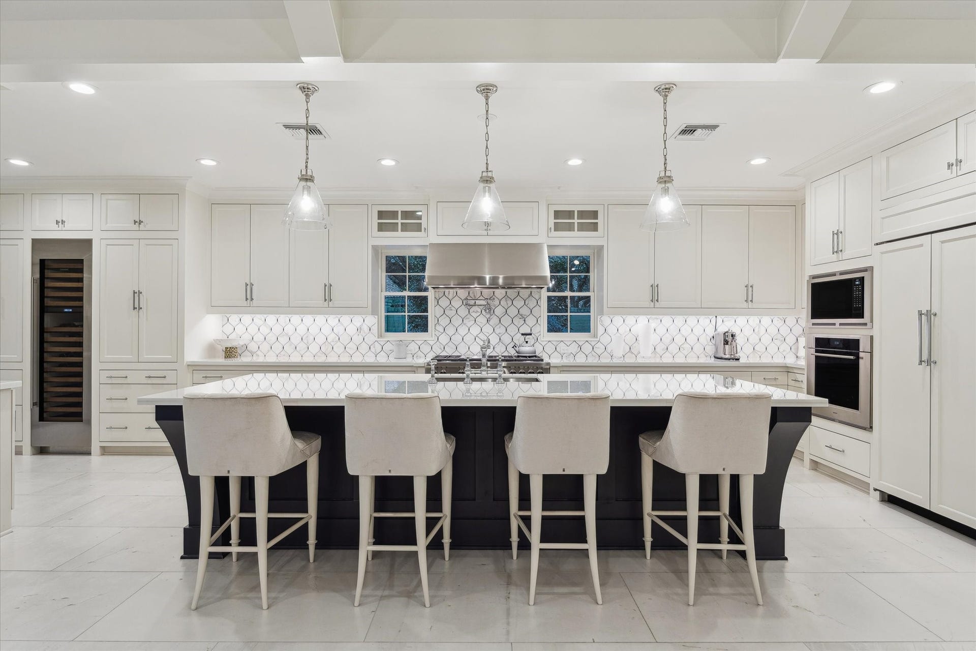 1702 South Boulevard, Houston, TX 77098 An extraordinary kitchen with a massive island and furniture-quality cabinetry.