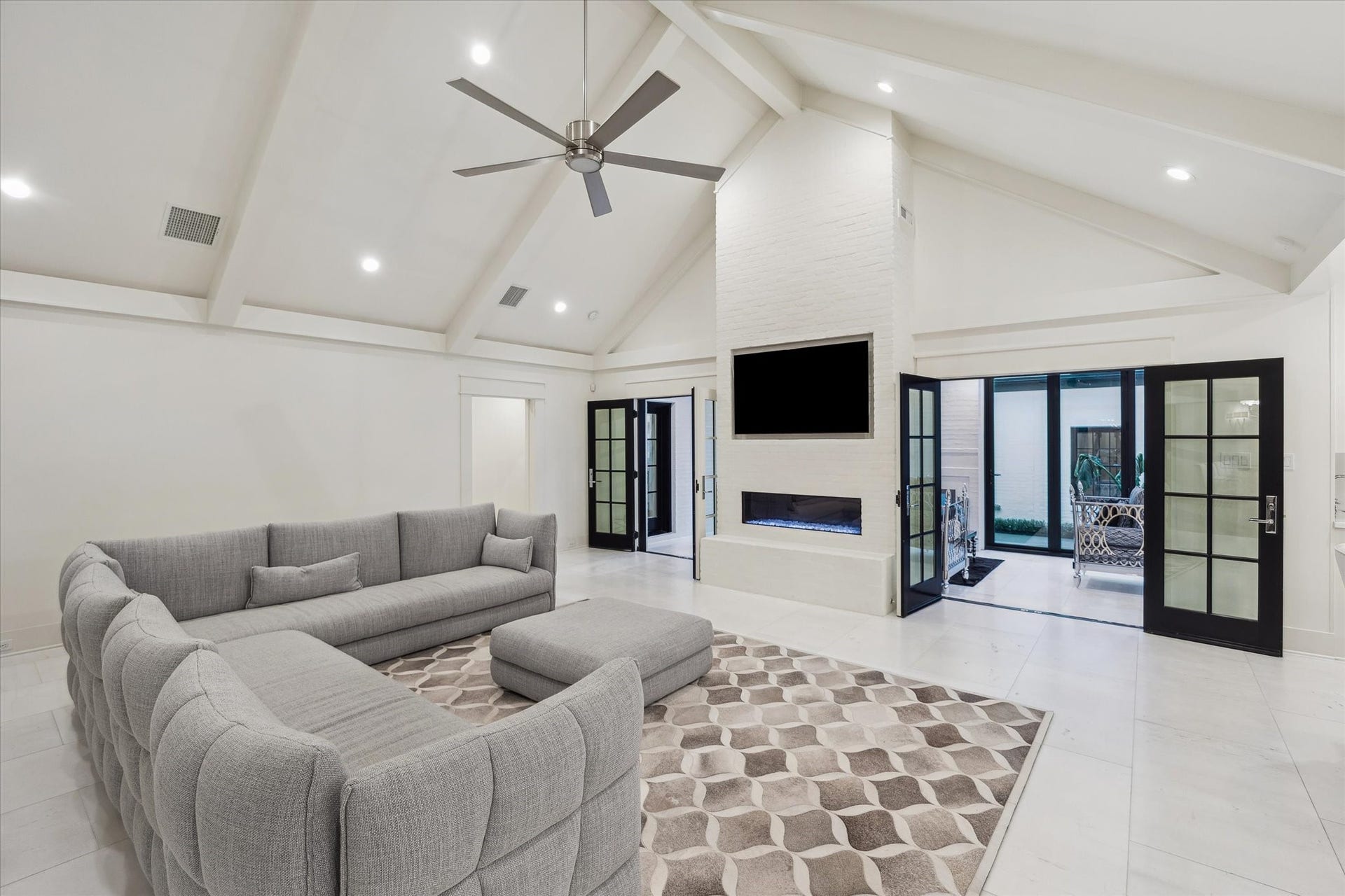 1702 South Boulevard, Houston, TX 77098 Spacious family room that can balance comfort and classic character beautifully.
