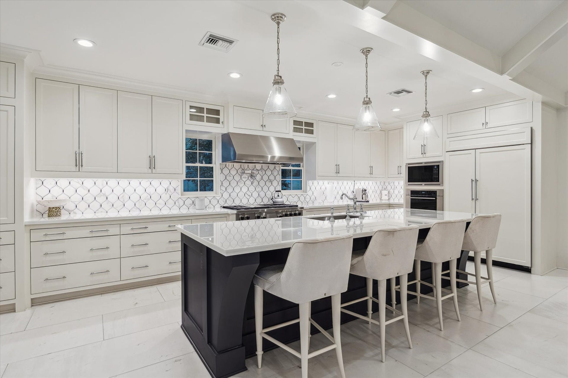 1702 South Boulevard, Houston, TX 77098 Top-of-the-line stainless steel appliances.