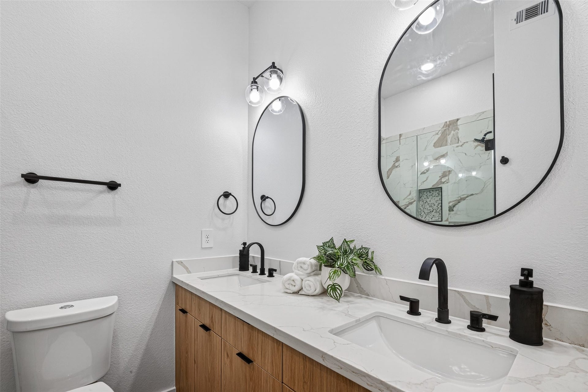 7836 Nashville St Unit A/B Street, Houston, TX 77028 Dual vanity primary bath