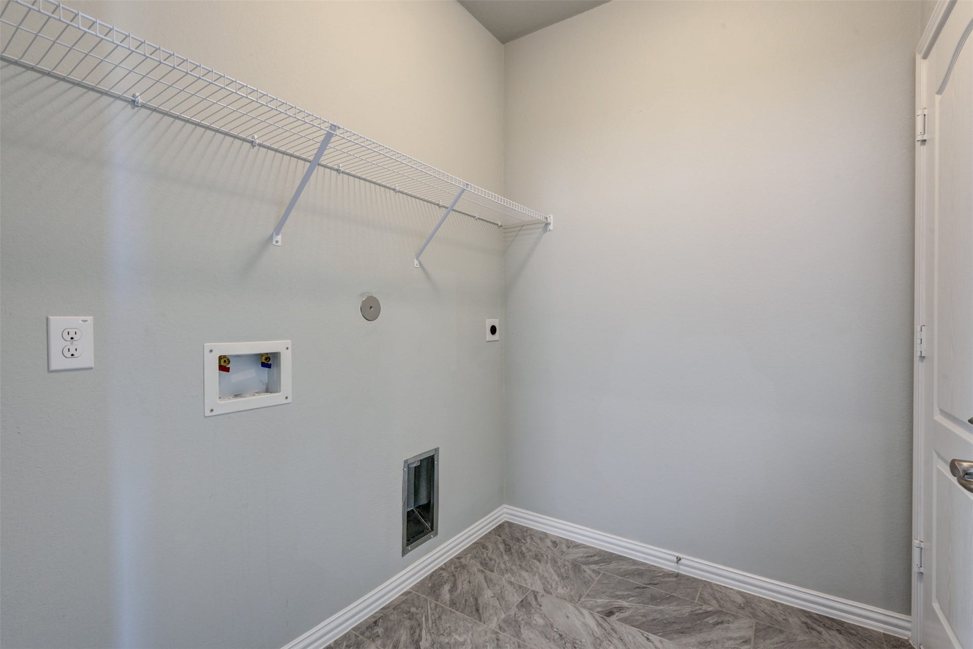 2202 Windy Grove Drive, Texas City, TX 77568 Laundry/Mud room coming in through the garage