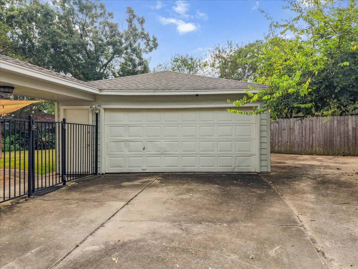 15710 Crestbrook Drive, Houston, TX 77059 15710 Crestbrook Drive, Houston, TX 77059