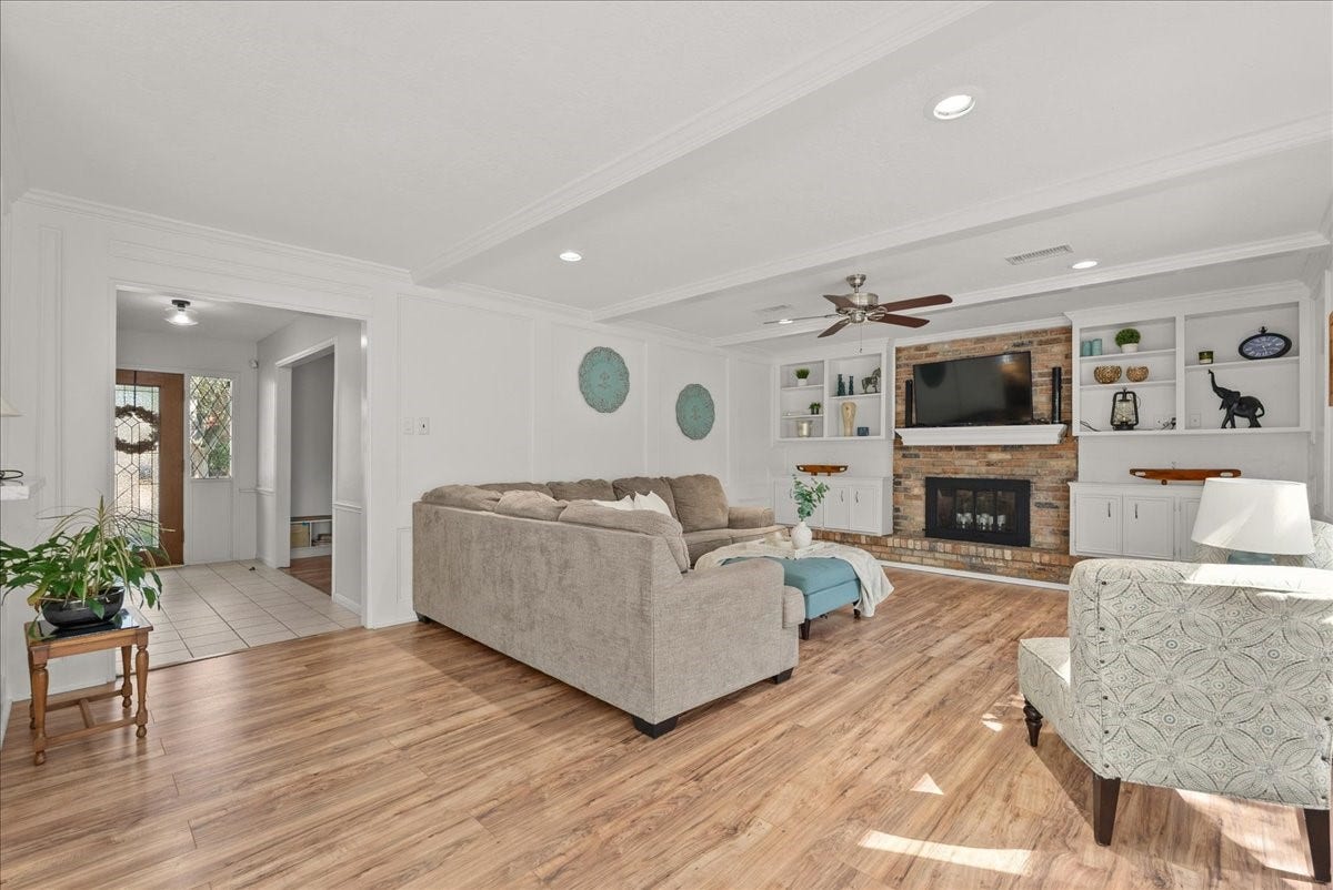 15710 Crestbrook Drive, Houston, TX 77059 15710 Crestbrook Drive, Houston, TX 77059