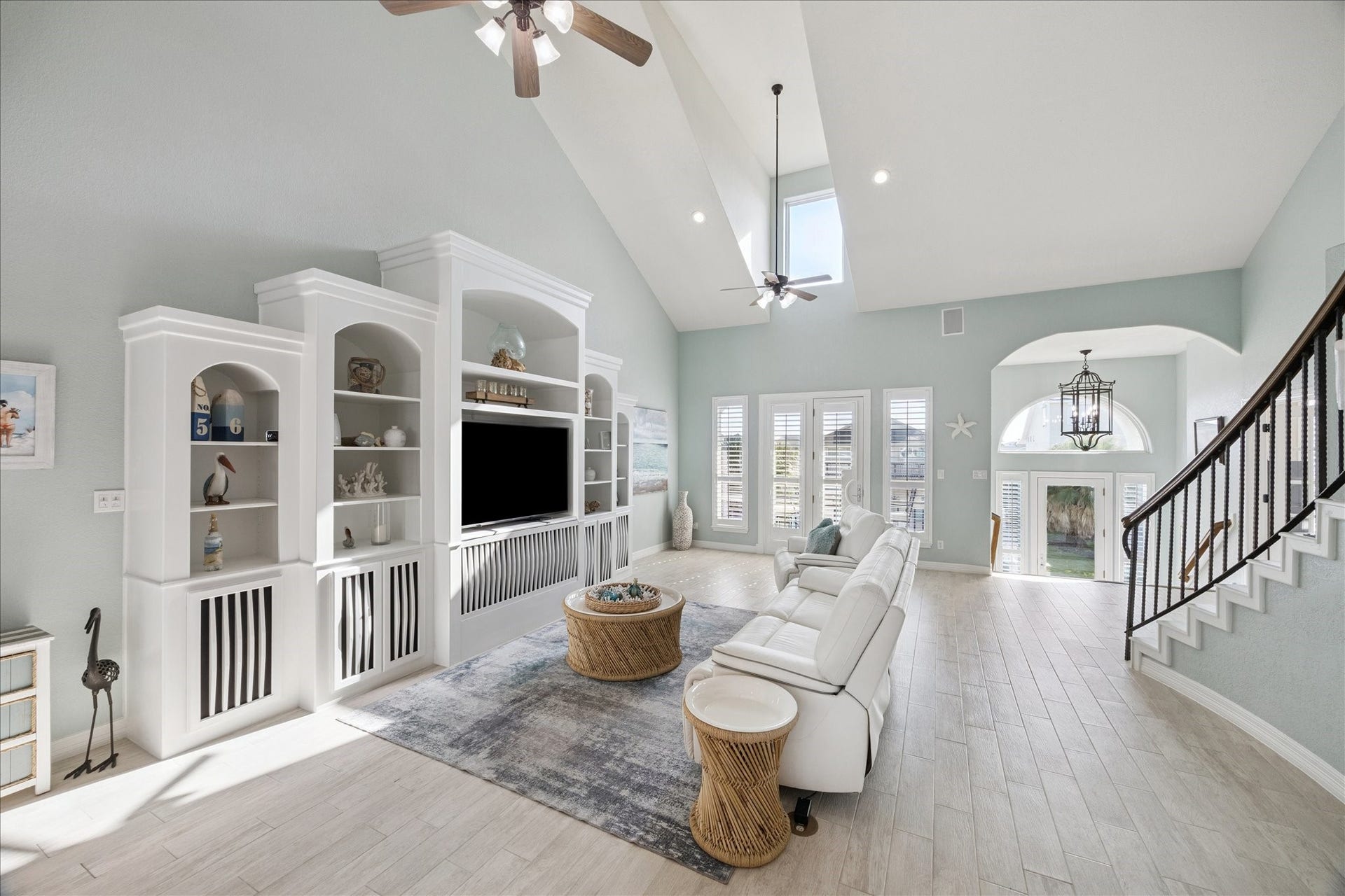 241 Tamana Drive, Tiki Island, TX 77554 high ceilings, natural light