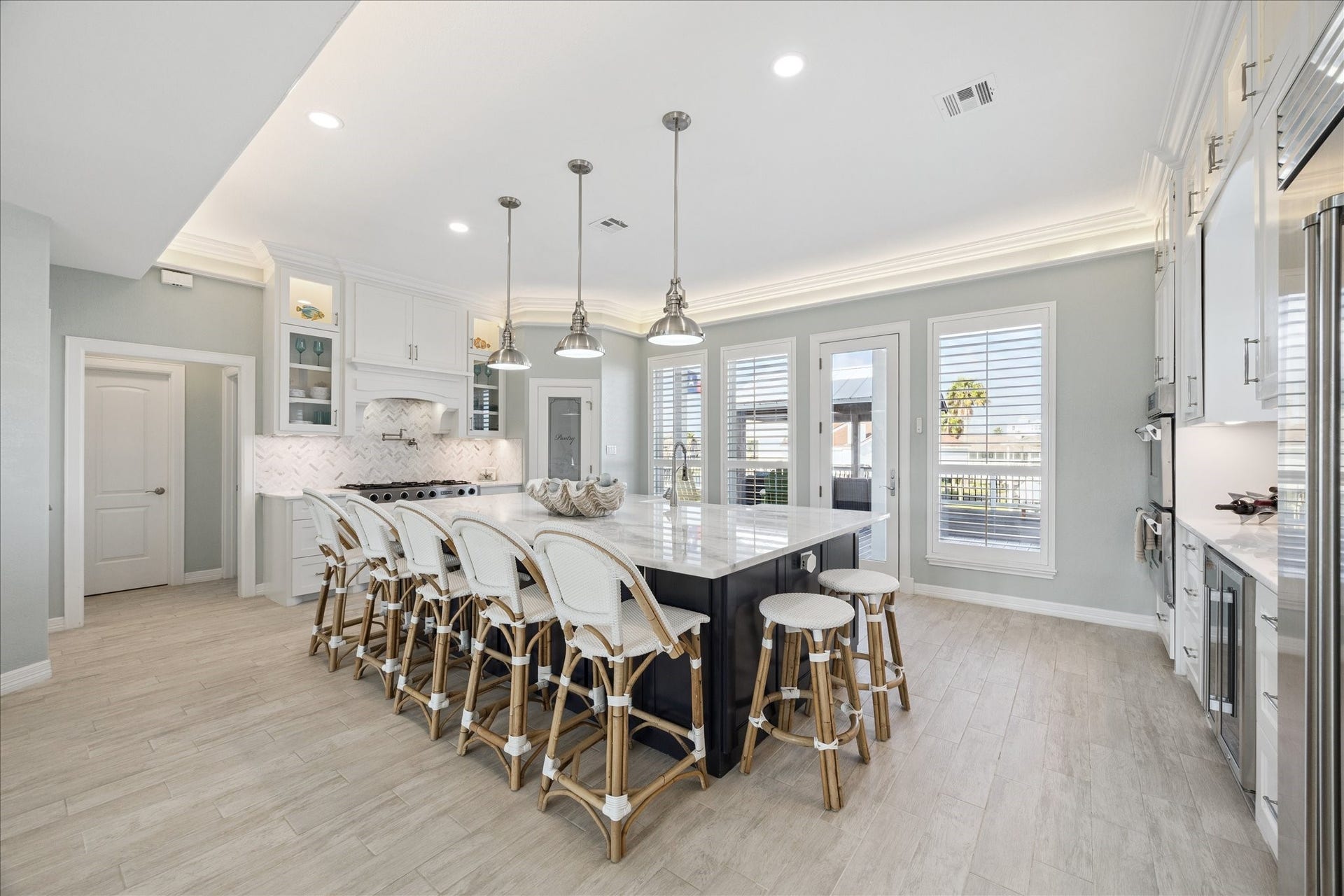 241 Tamana Drive, Tiki Island, TX 77554 large island for seating of 9!