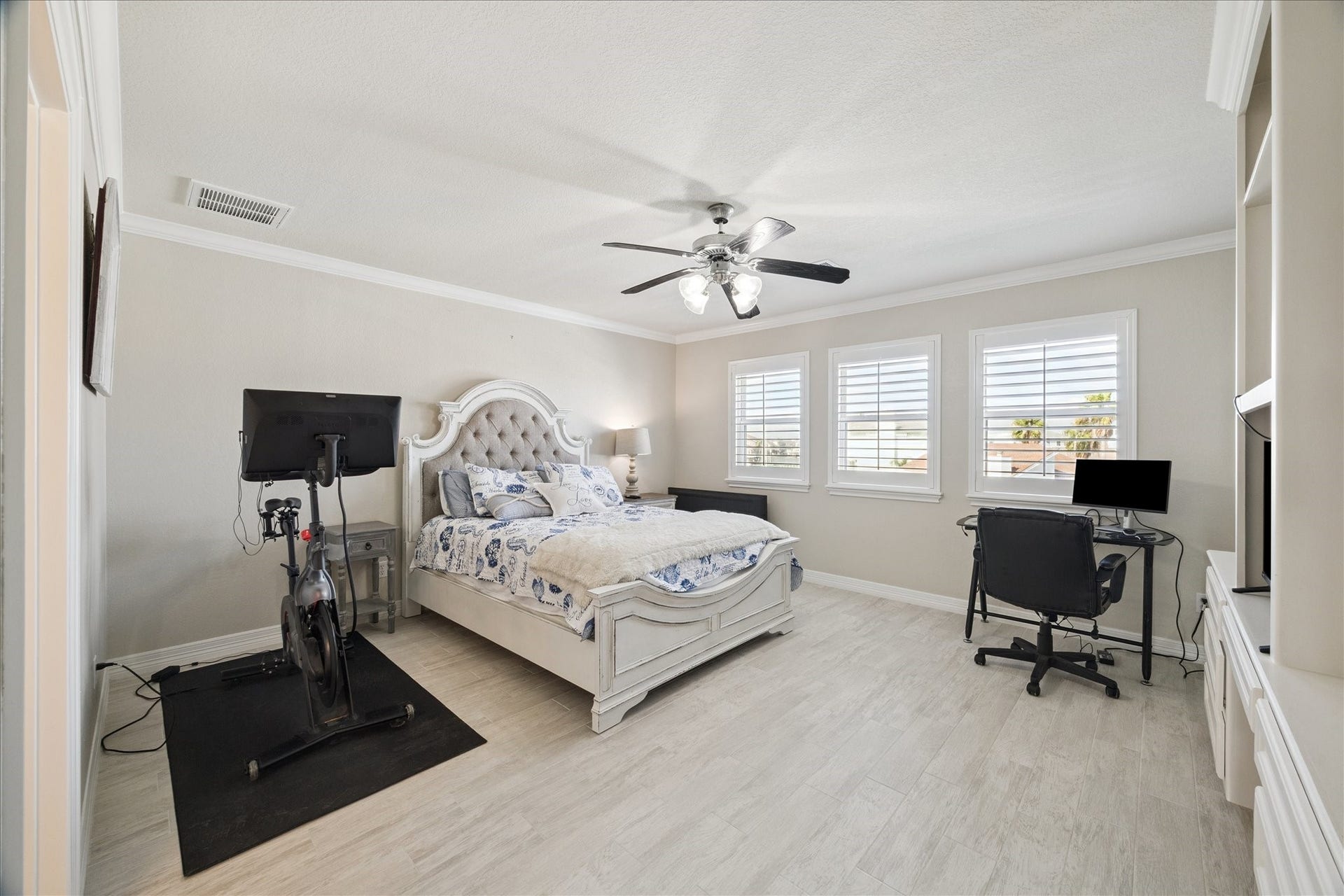241 Tamana Drive, Tiki Island, TX 77554 guest room