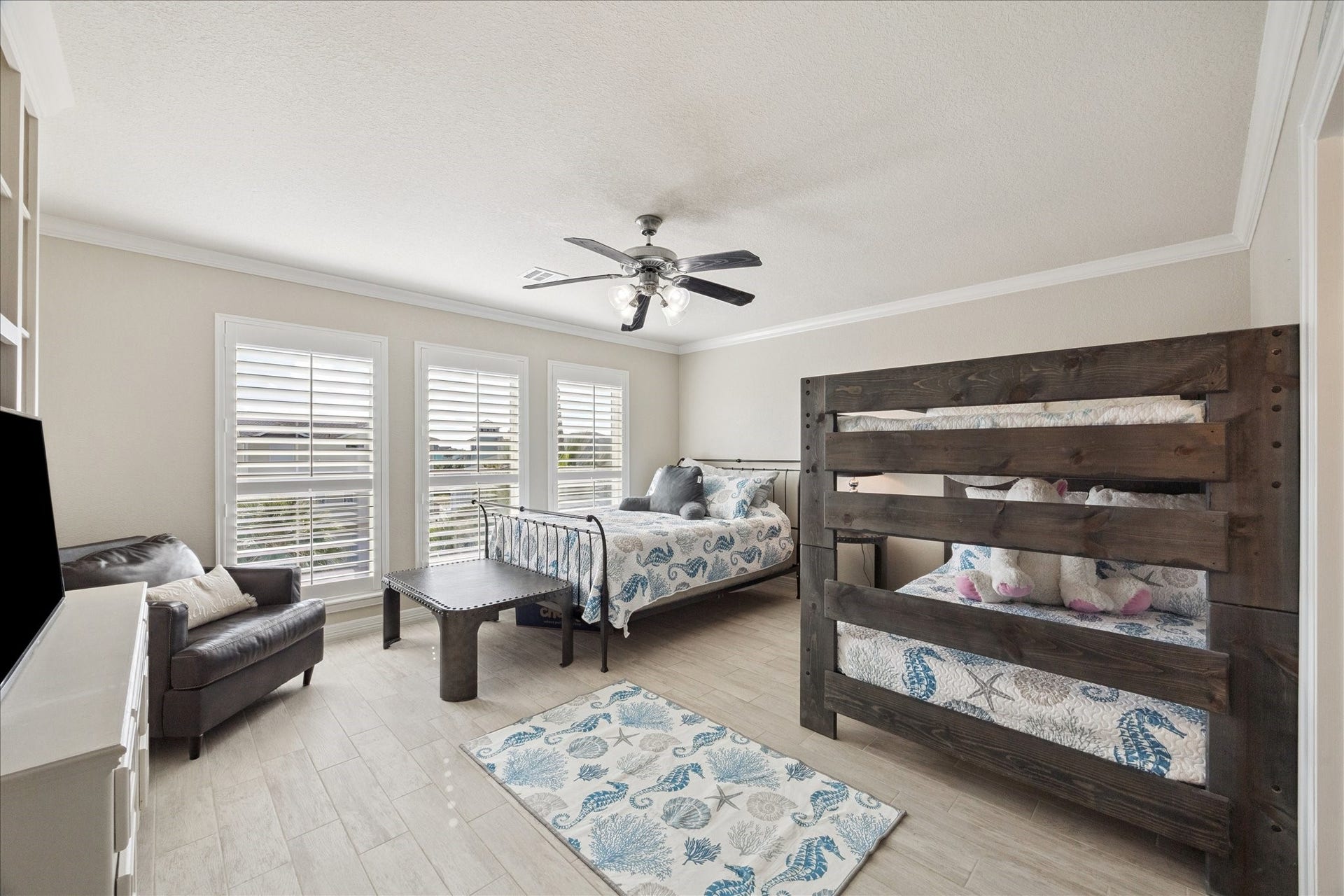 241 Tamana Drive, Tiki Island, TX 77554 oversized guestroom built for one complete family