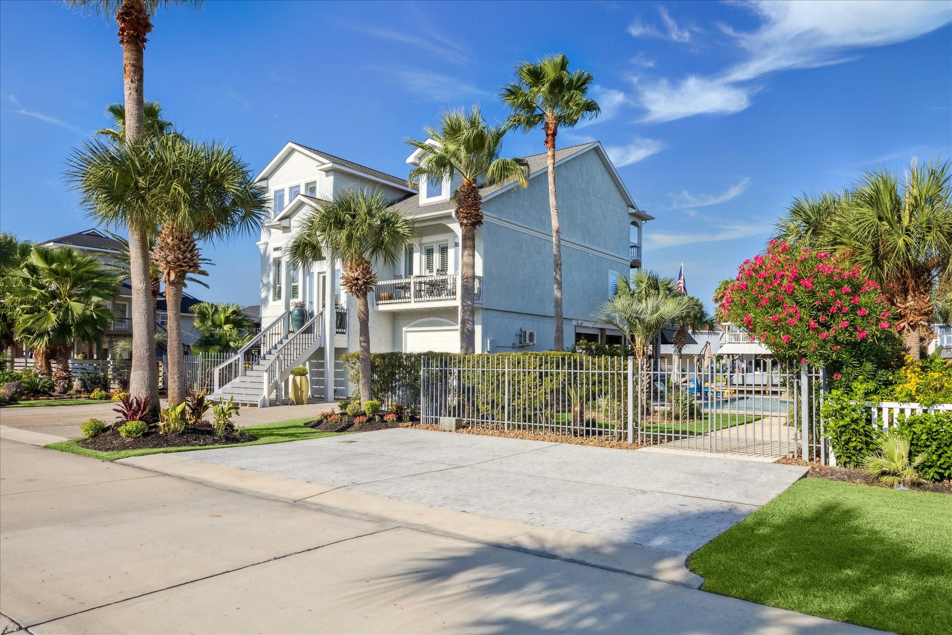 241 Tamana Drive, Tiki Island, TX 77554 overabundance of parking