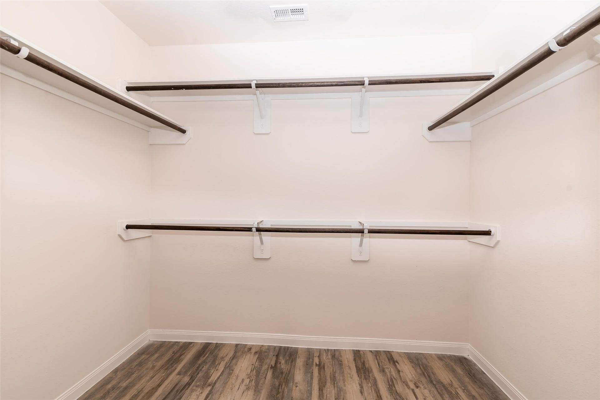 3022 Saluta Miata Court, Katy, TX 77493 Photos may be representative of the floor plan and not the exact home. Finishes, layout, and features of the actual property for lease may vary.