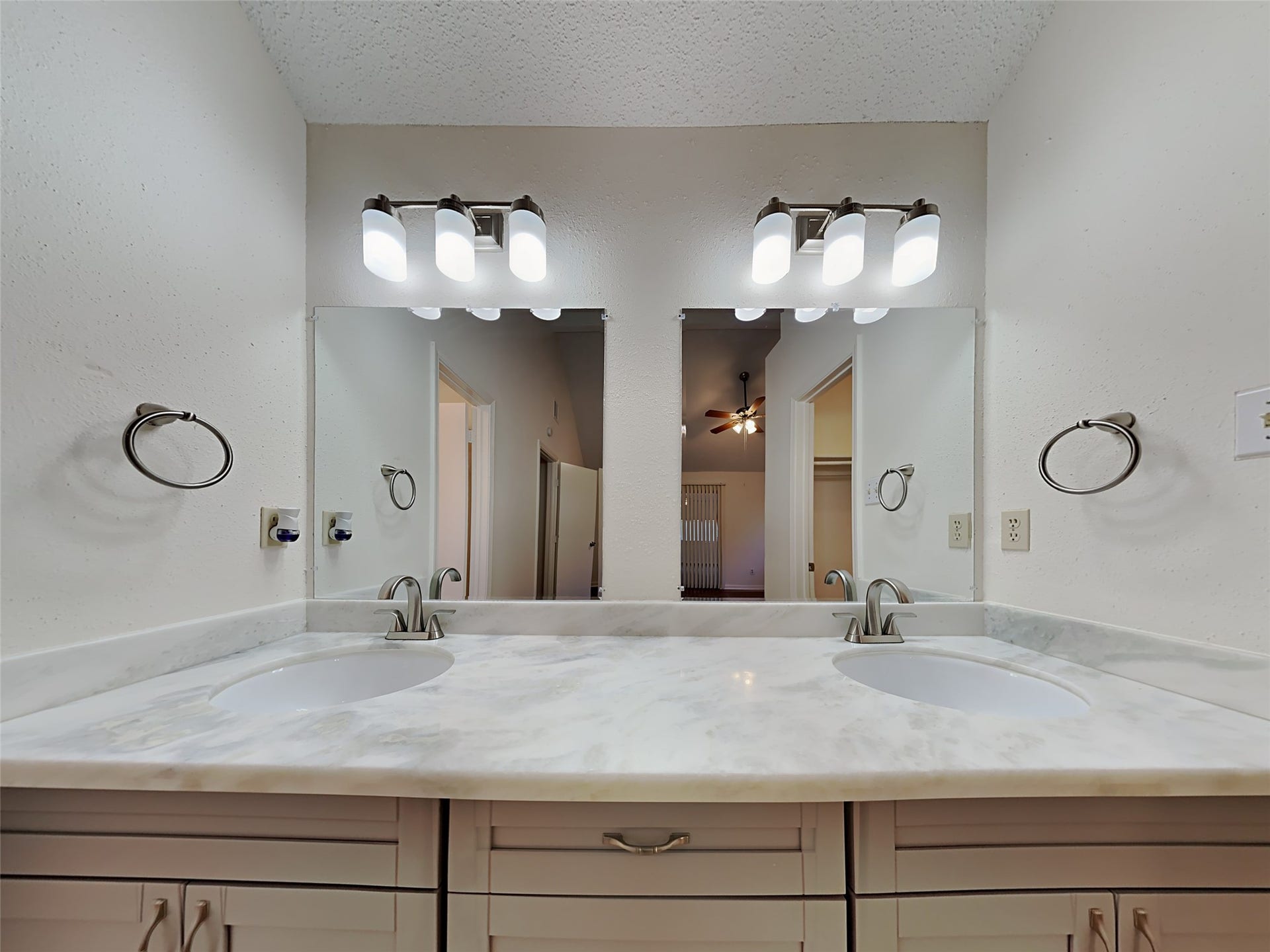 15839 Barbarossa Drive, Houston, TX 77083 15839 Barbarossa Drive, Houston, TX 77083