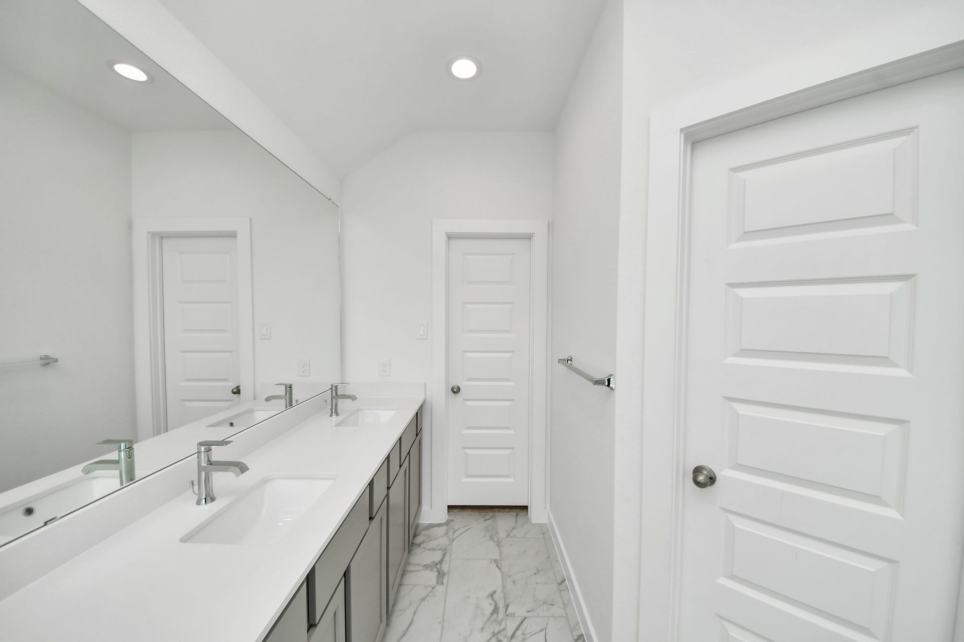 5834 Madison Trail Drive, Richmond, TX 77469 Indulge in a spa-like retreat within the confines of this primary bathroom. Delight in a spacious walk-in shower enveloped in stylish tile surround, unwind in a separate garden tub adorned with custom detailing. Sample photo of completed home with similar floor plan. Actual colors and selections may vary.