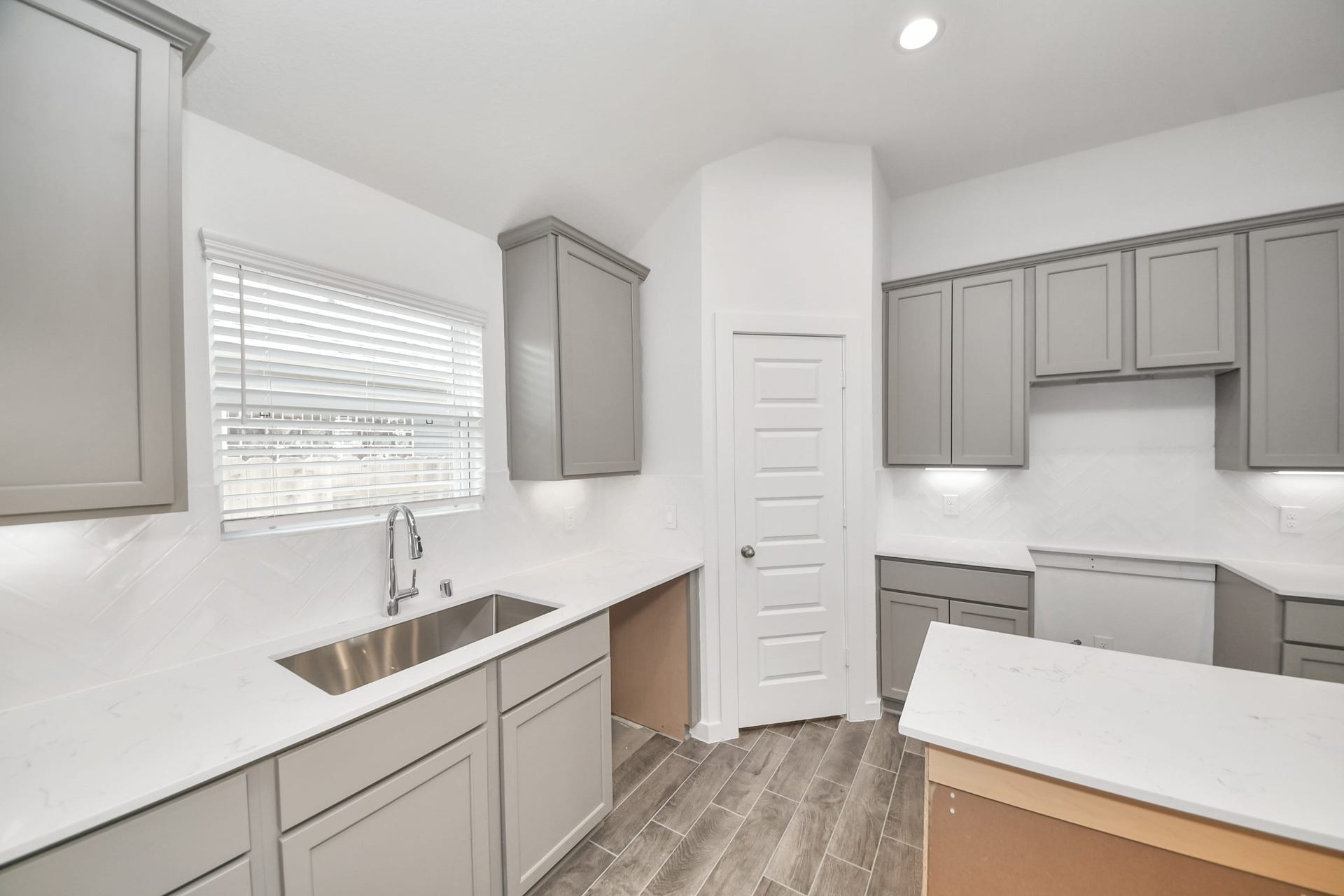 5834 Madison Trail Drive, Richmond, TX 77469 This generously spacious kitchen is a dream realized! Sample photo of completed home with similar floor plan. Actual colors and selections may vary.