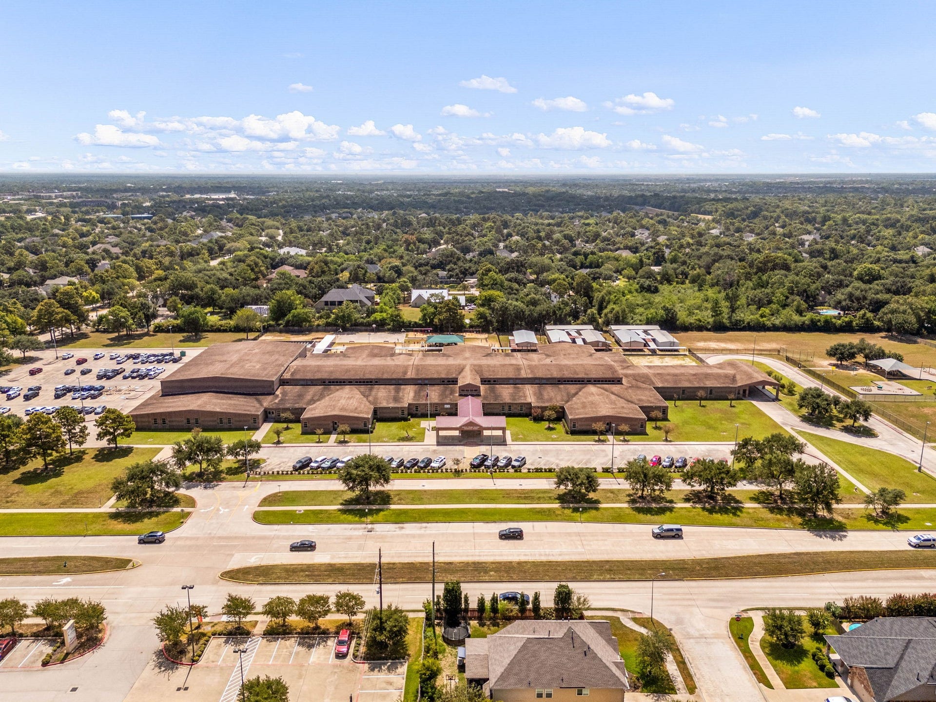 Ideally located within walking distance, Roberta Wright Rylander Elementary School is part of the highly acclaimed Katy ISD. Its prime location directly adjacent to the Katy Creek Ranch community offers families the ultimate daily convenience for seamless school drop-offs and pick-ups.