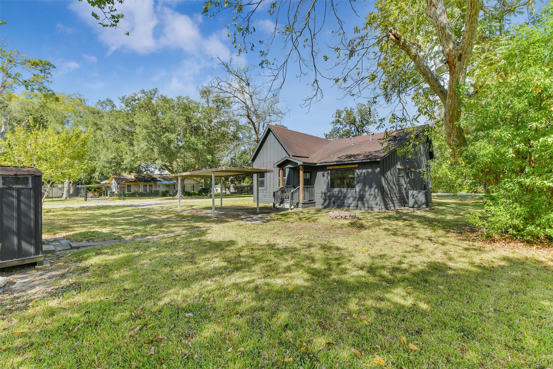 1621 W Sealy Street, Alvin, TX 77511