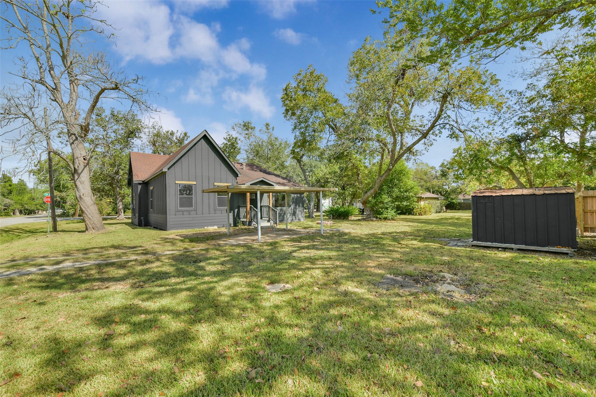 1621 W Sealy Street, Alvin, TX 77511