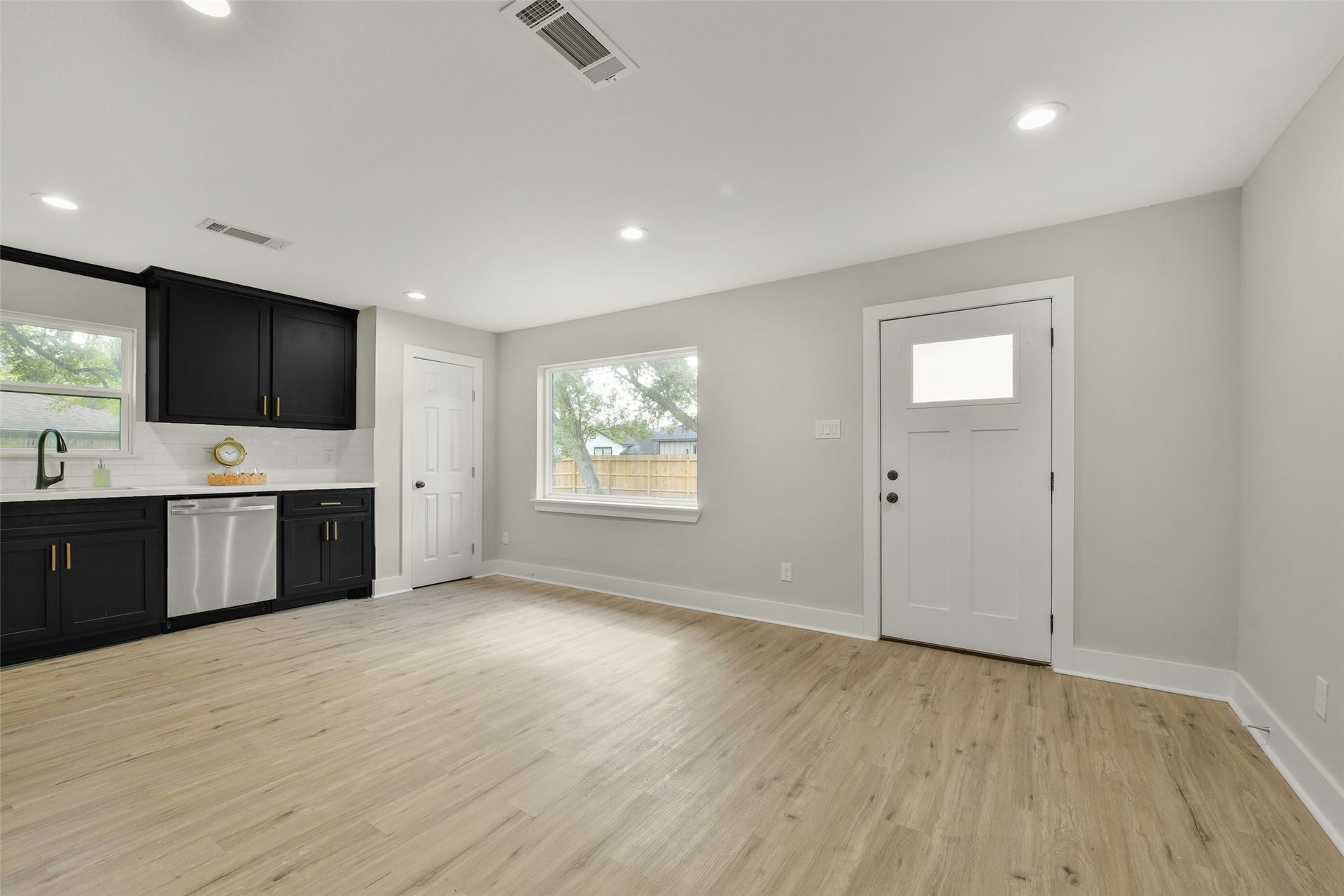 1621 W Sealy Street, Alvin, TX 77511