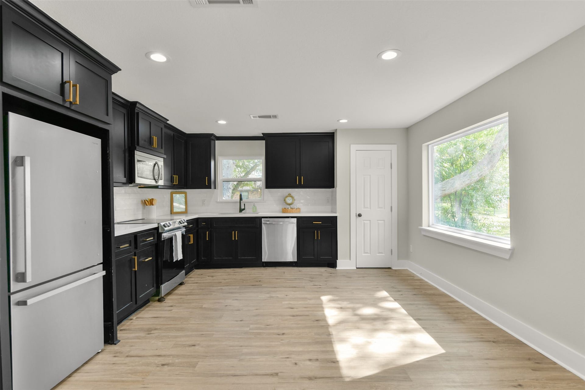 1621 W Sealy Street, Alvin, TX 77511