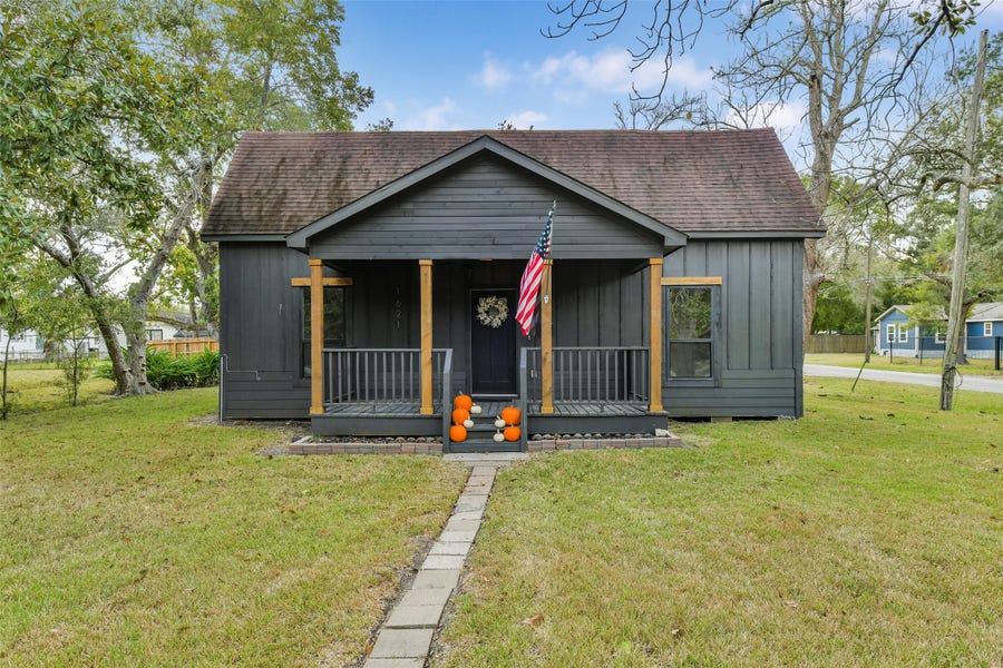 Property photo for 1621 W Sealy Street, Alvin, TX