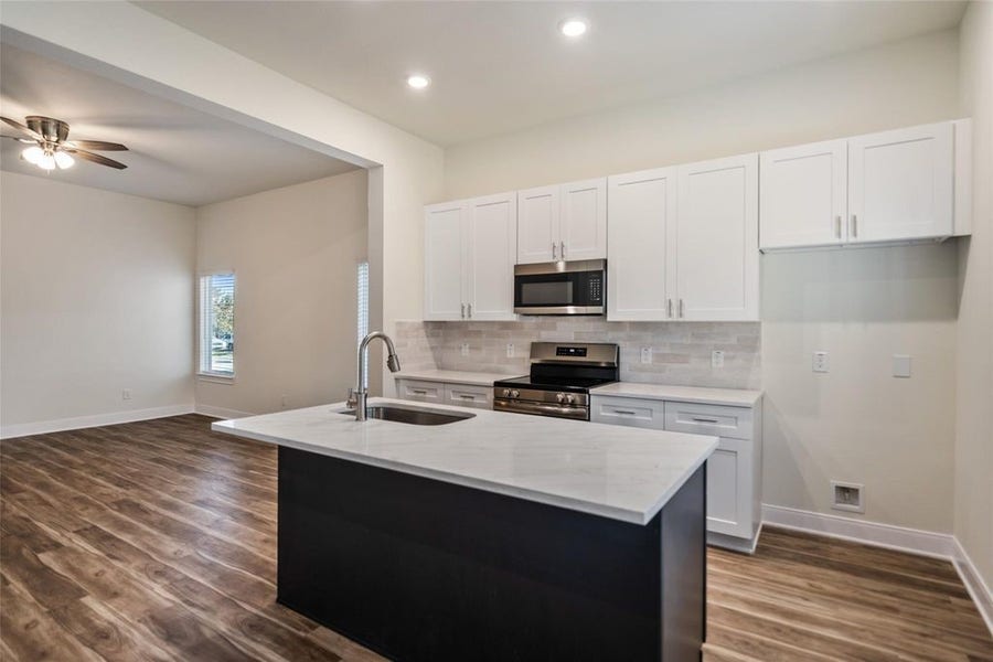Property photo for 408 W Marlin Street, Willis, TX