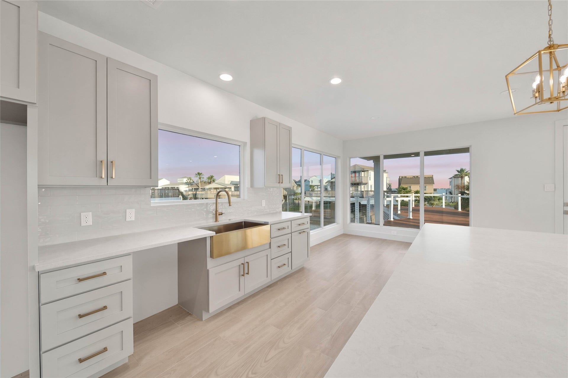 243 Bamaku Bend, Tiki Island, TX 77554 Bright kitchen with abundant cabinetry and an open connection to the surrounding living spaces.