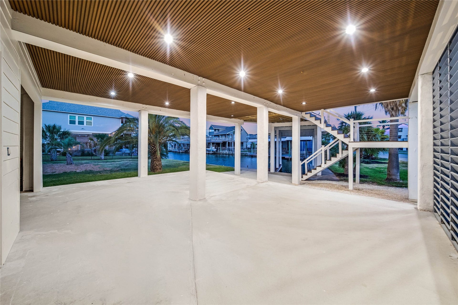 243 Bamaku Bend, Tiki Island, TX 77554 Spacious covered outdoor area provides plenty of room for entertaining while enjoying the coastal breeze.