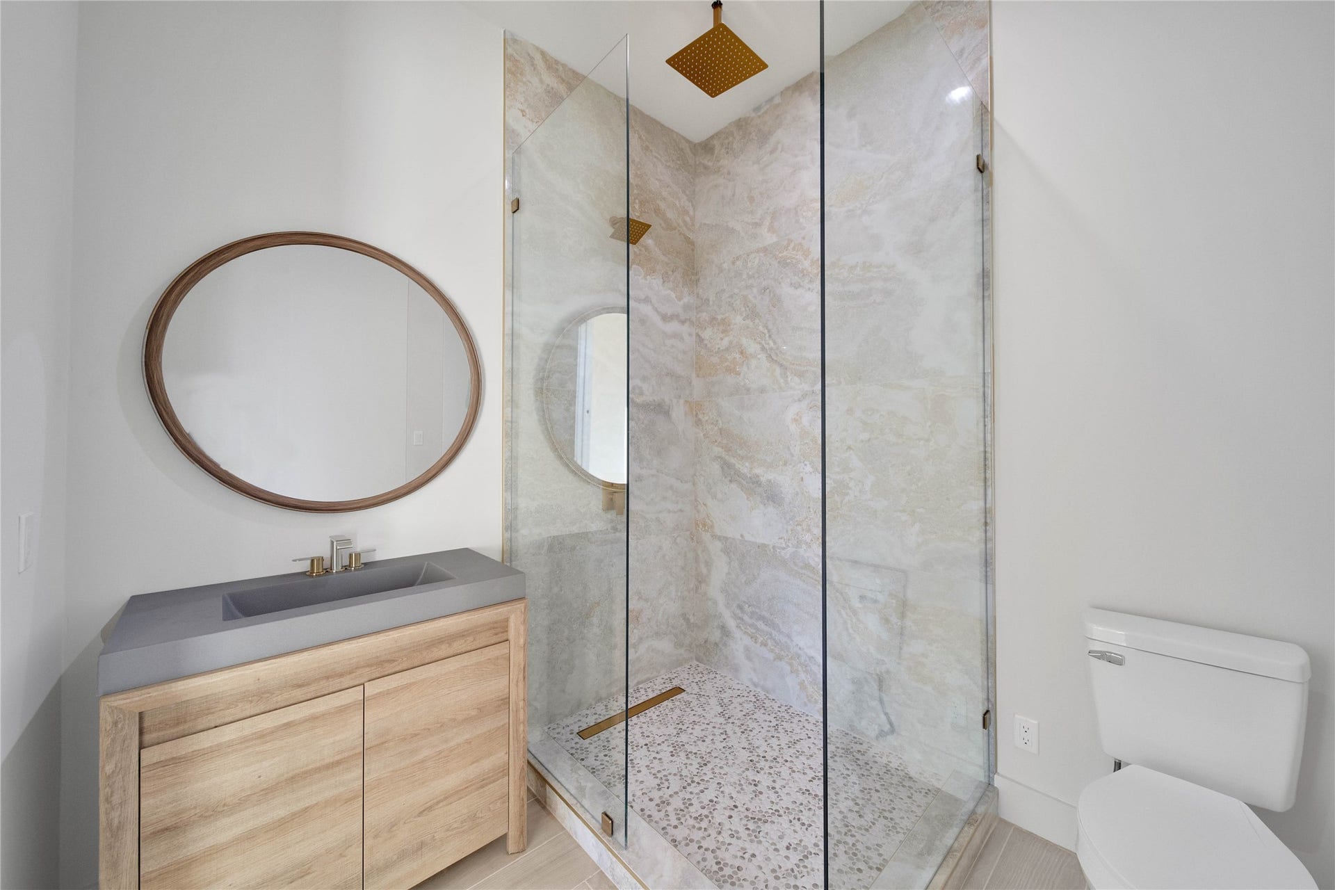 243 Bamaku Bend, Tiki Island, TX 77554 Stylish secondary bath with a glass-enclosed shower and contemporary finishes.