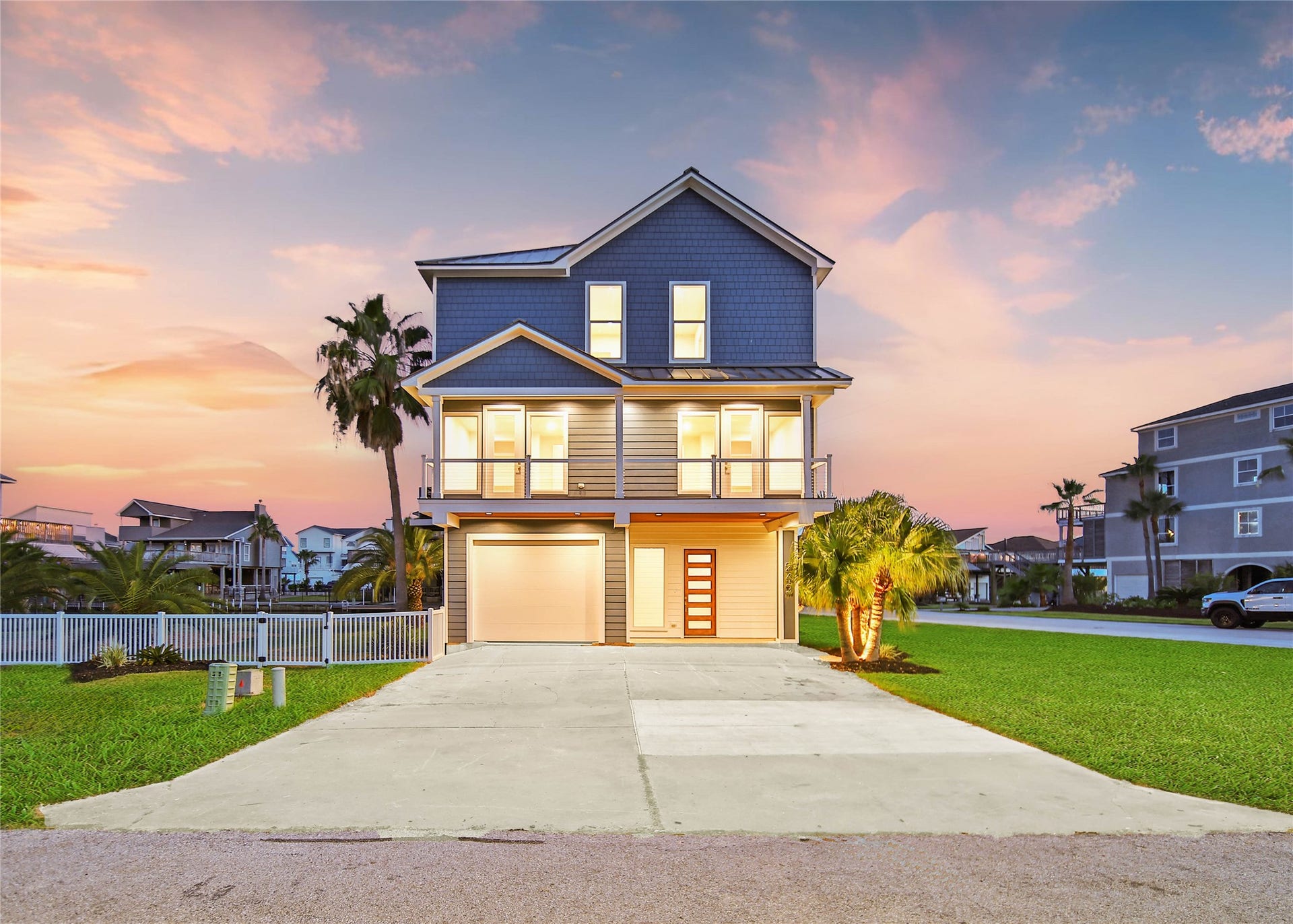 243 Bamaku Bend, Tiki Island, TX 77554 Welcome to 243 Bamaku Bend!