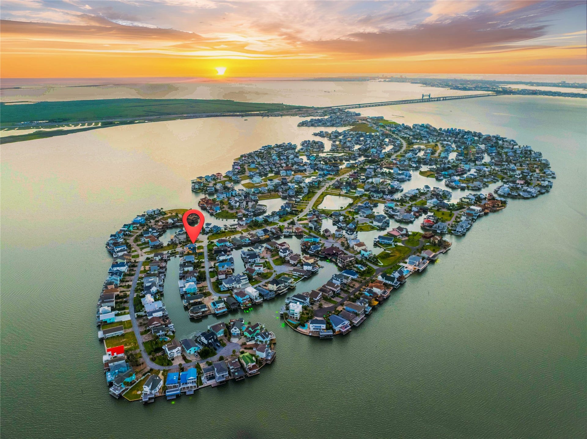 243 Bamaku Bend, Tiki Island, TX 77554 Desirable Section 11 location within the waterfront community of Tiki Island.