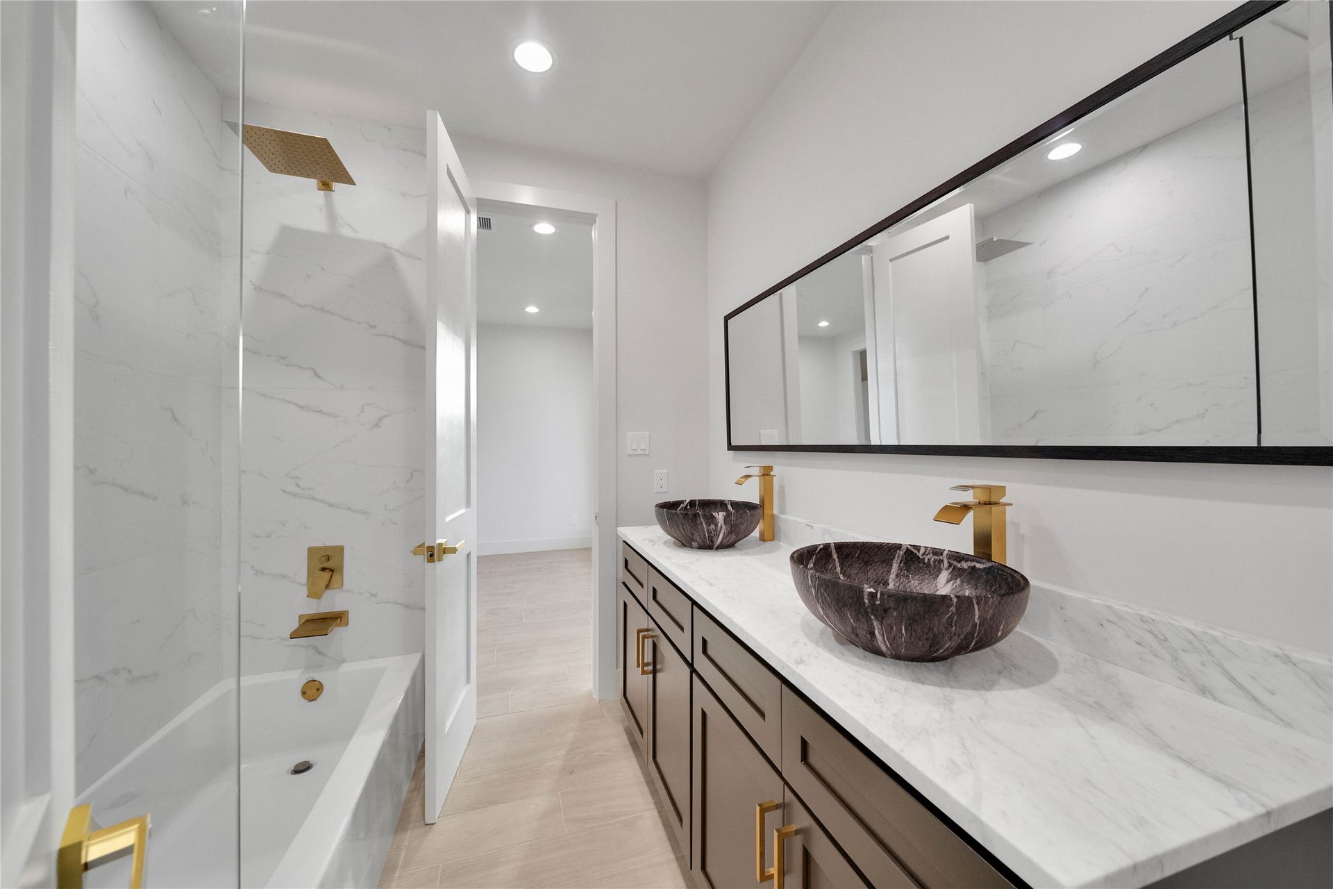 243 Bamaku Bend, Tiki Island, TX 77554 Well-appointed secondary bathroom featuring a spacious double sink vanity and clean, modern finishes.