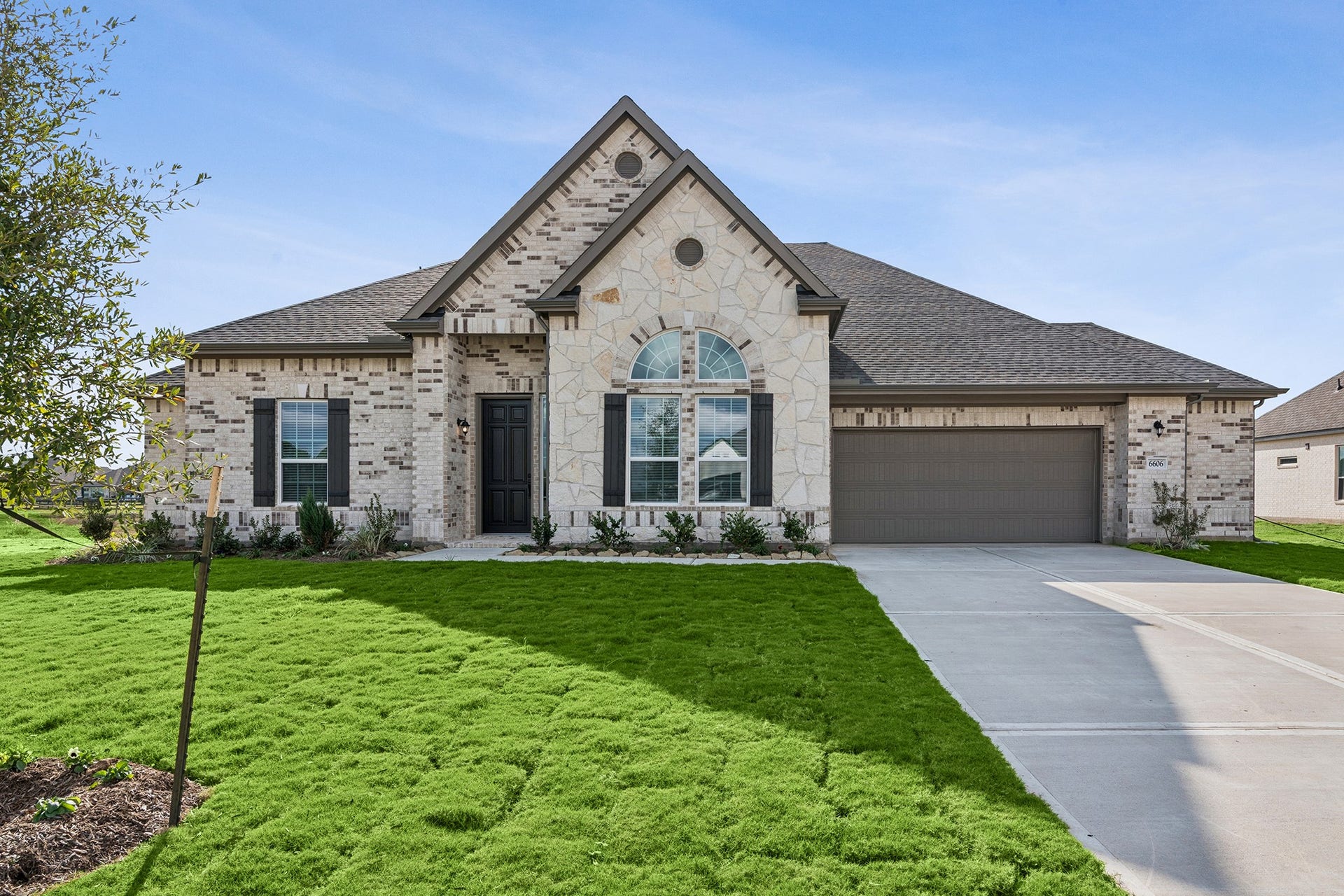 *Photo is for illustrative purposes only and may not depict the actual home. Features, materials, colors, and specifications may vary.*
