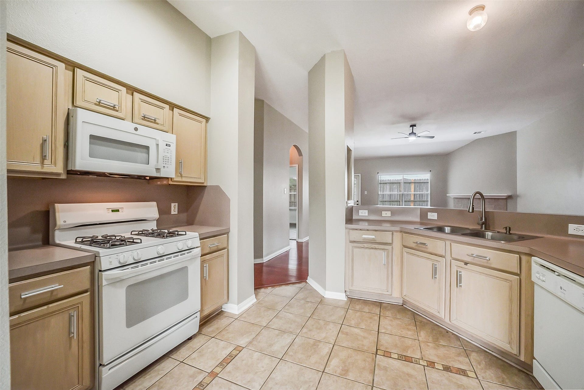 7002 Plaza Del Sol Drive, Houston, TX 77083 7002 Plaza Del Sol Drive, Houston, TX 77083
