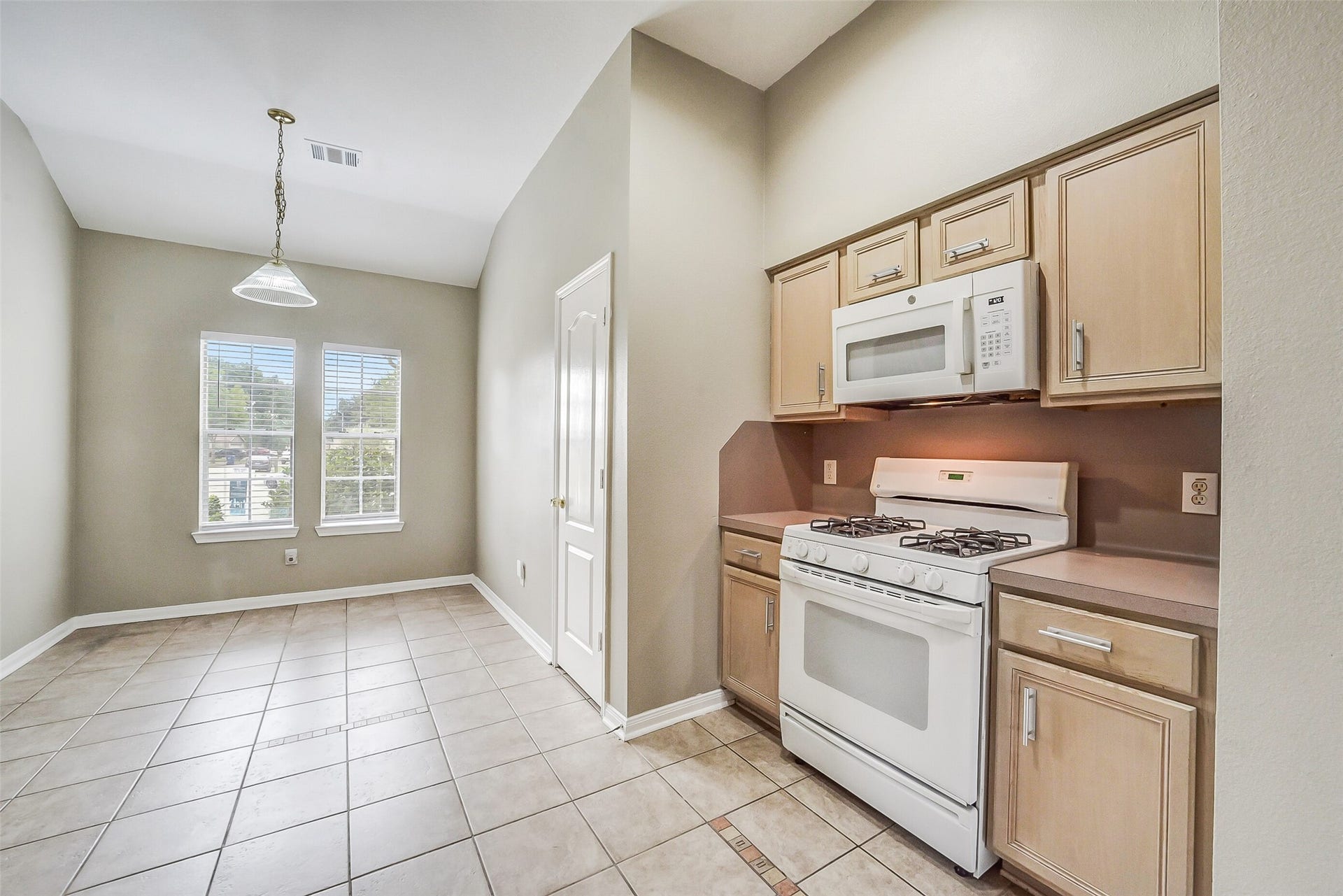 7002 Plaza Del Sol Drive, Houston, TX 77083 7002 Plaza Del Sol Drive, Houston, TX 77083