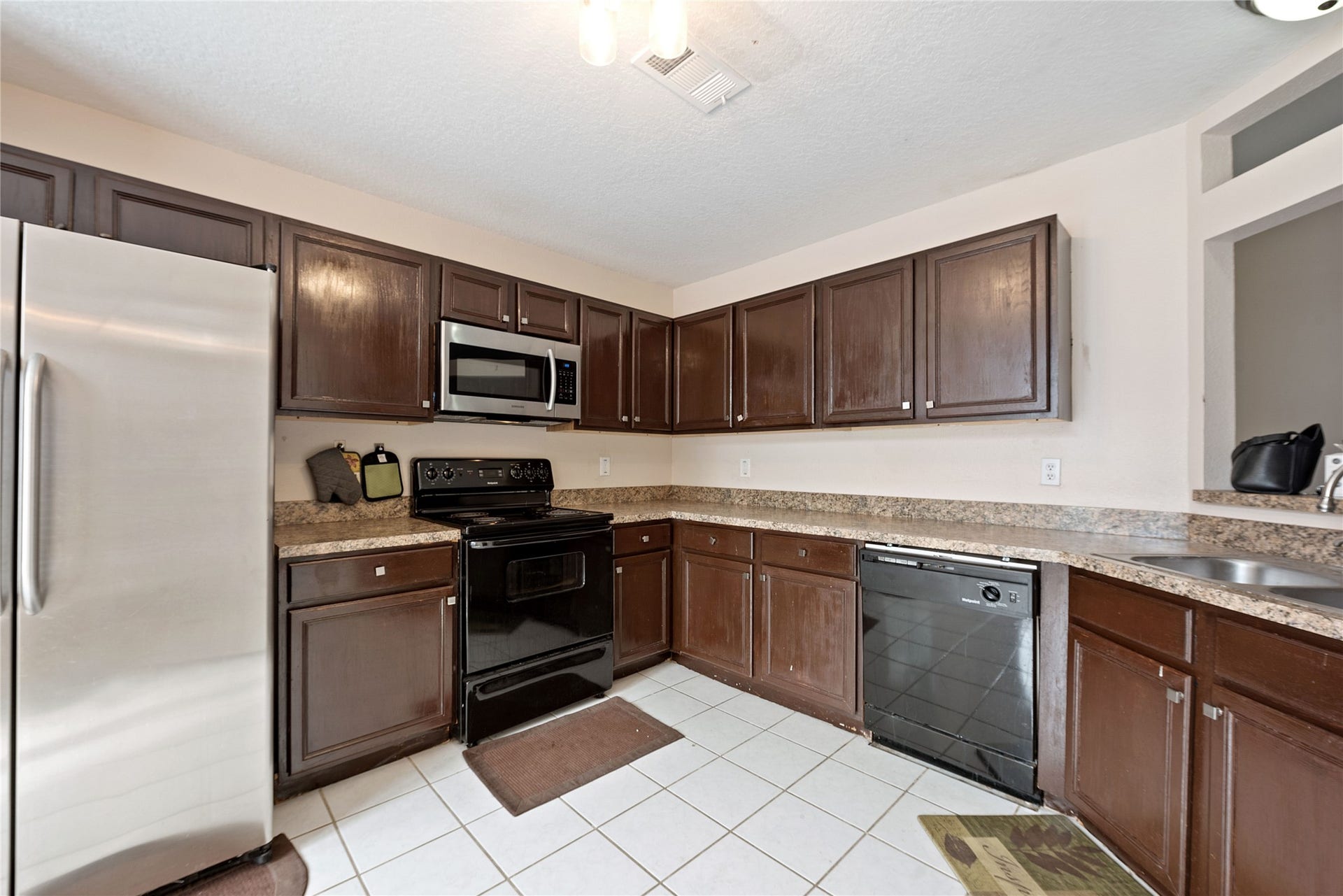 591 Mosswood Drive, Conroe, TX 77302 Kitchen