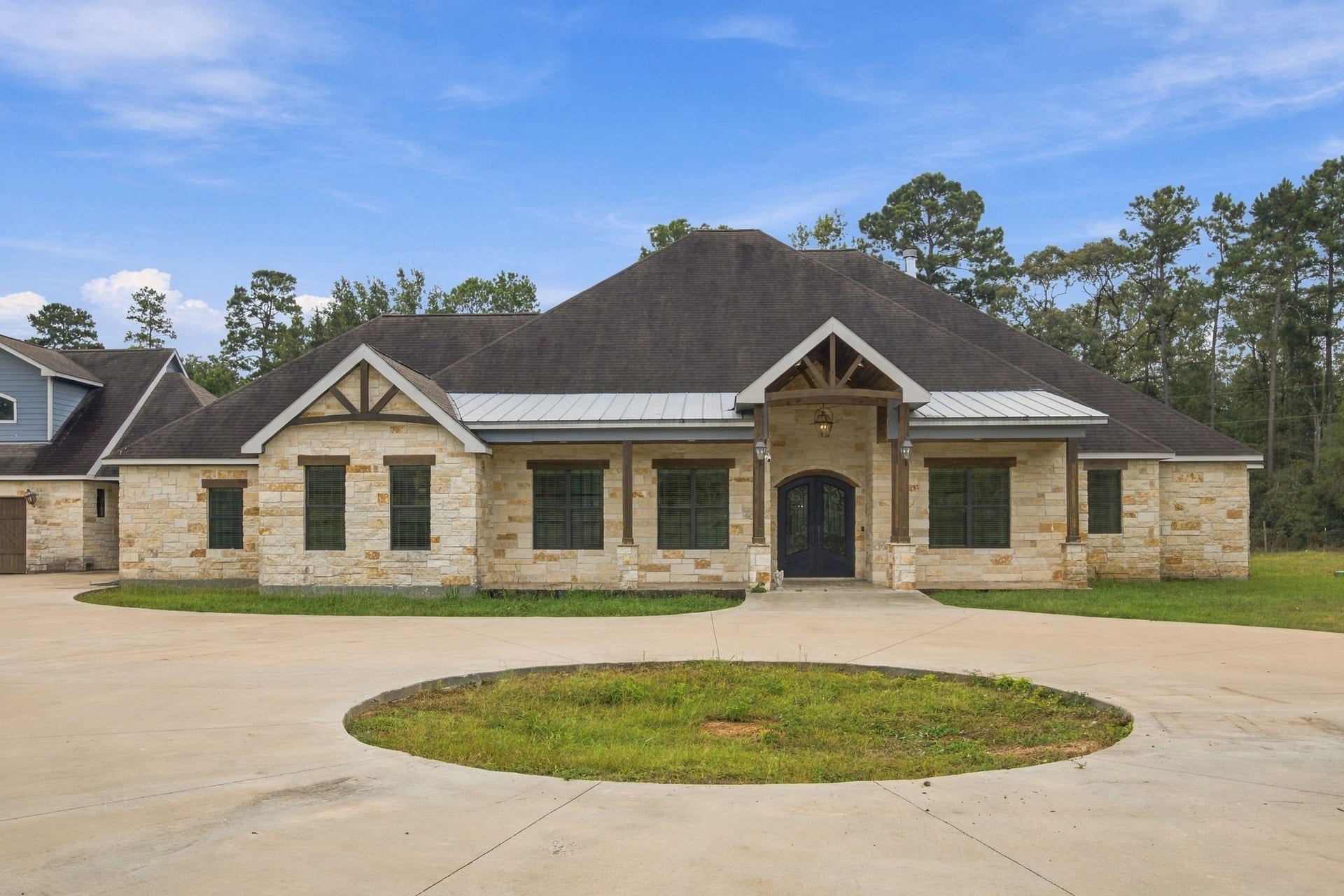 21247 Peach Bend, Cleveland, TX 77328 Front of home with circular driveway.