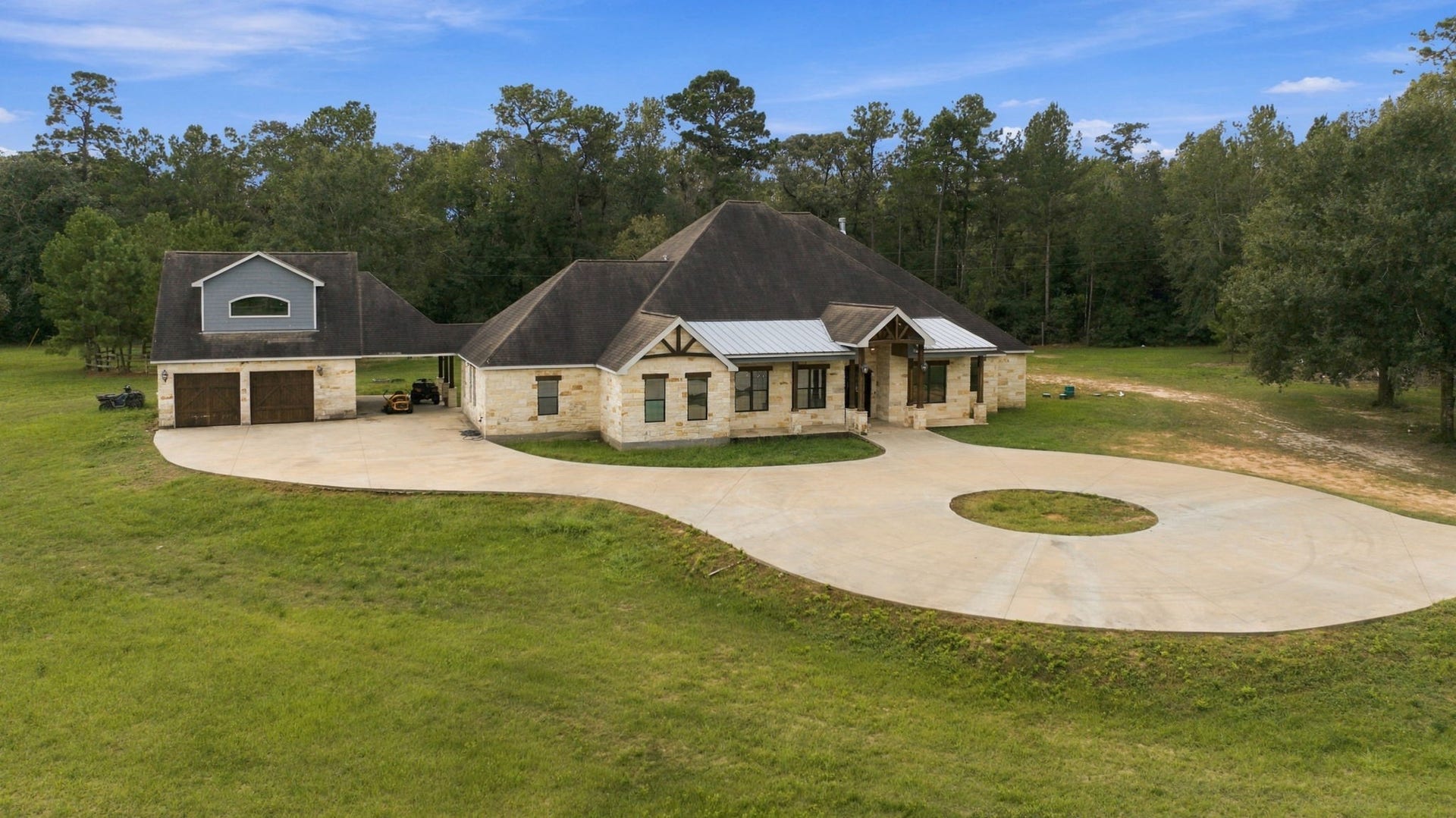 21247 Peach Bend, Cleveland, TX 77328 Stately Ranch style home with front driveway with plenty of parking