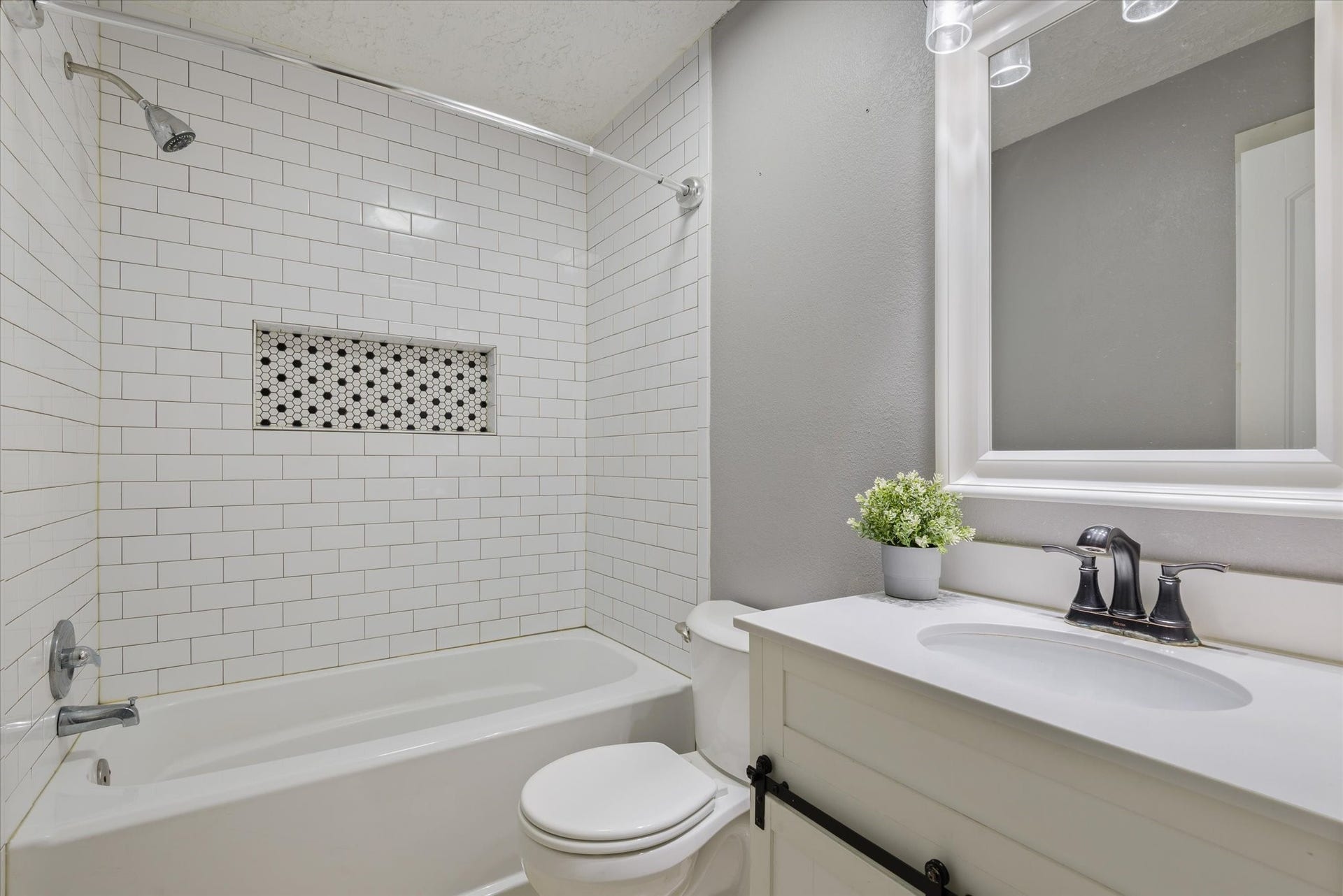 15811 Wandering Trail, Friendswood, TX 77546 Remodeled secondary bathroom.