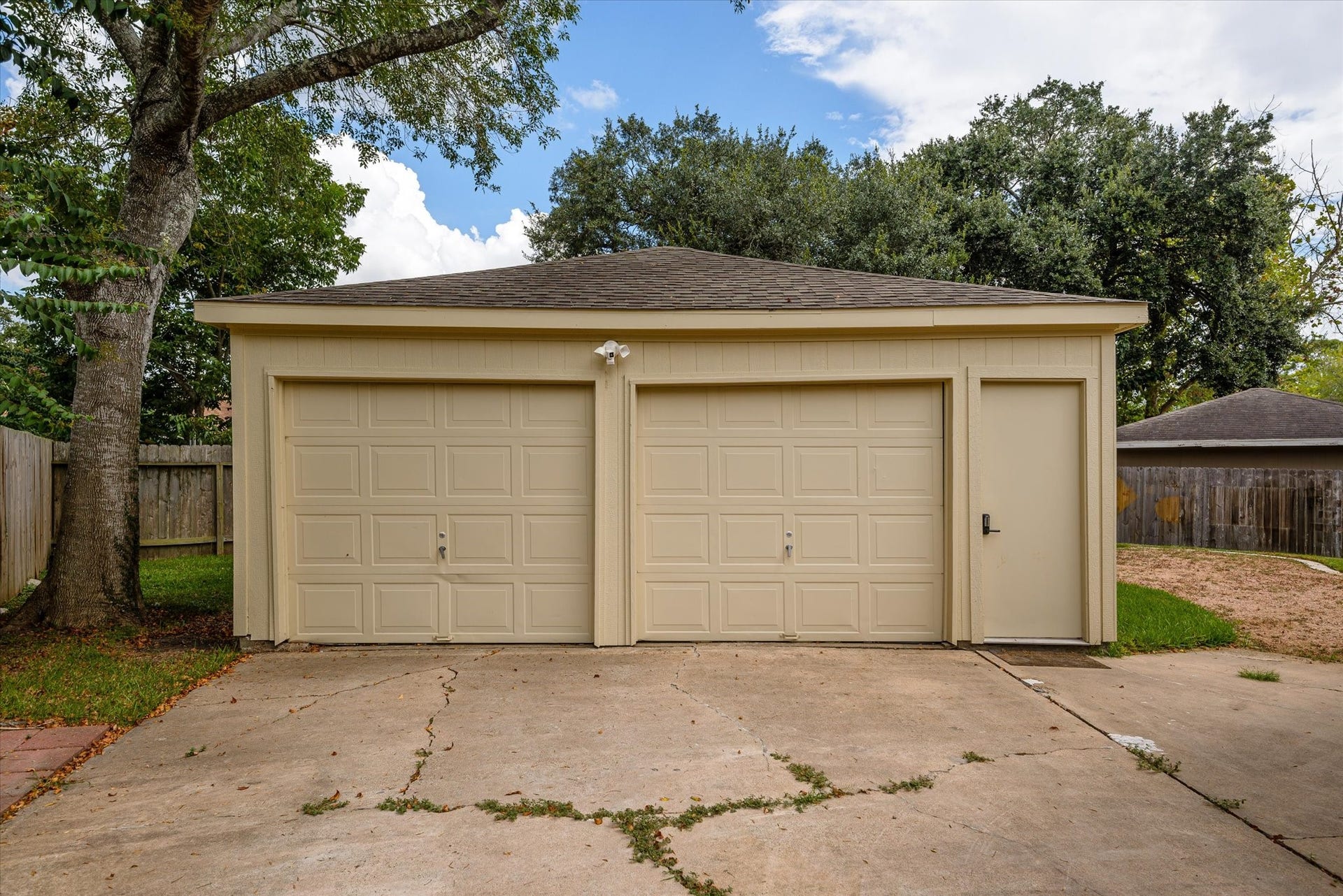 15811 Wandering Trail, Friendswood, TX 77546 Detached garage allows for a lot of possibilities.