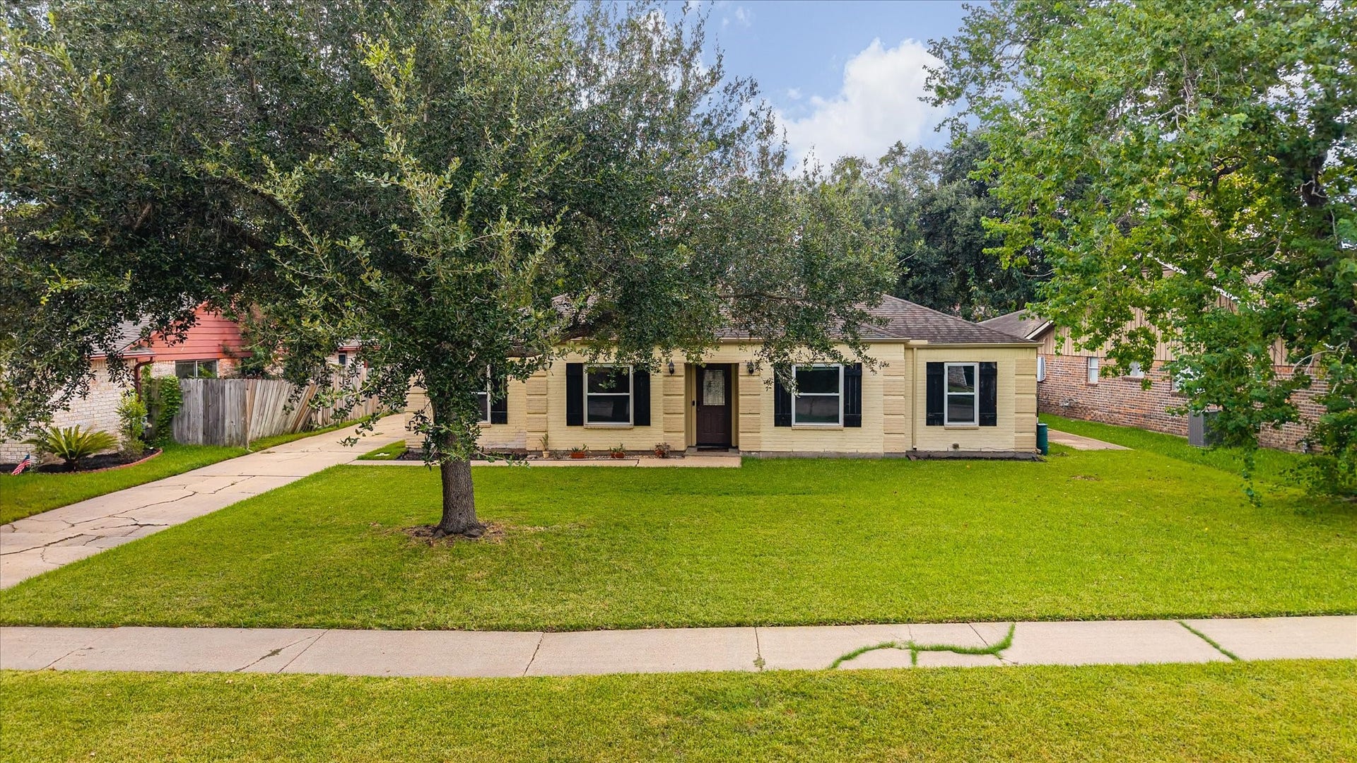 15811 Wandering Trail, Friendswood, TX 77546 Charming brick surround home in established neighborhood of Wedgewood subdivision.