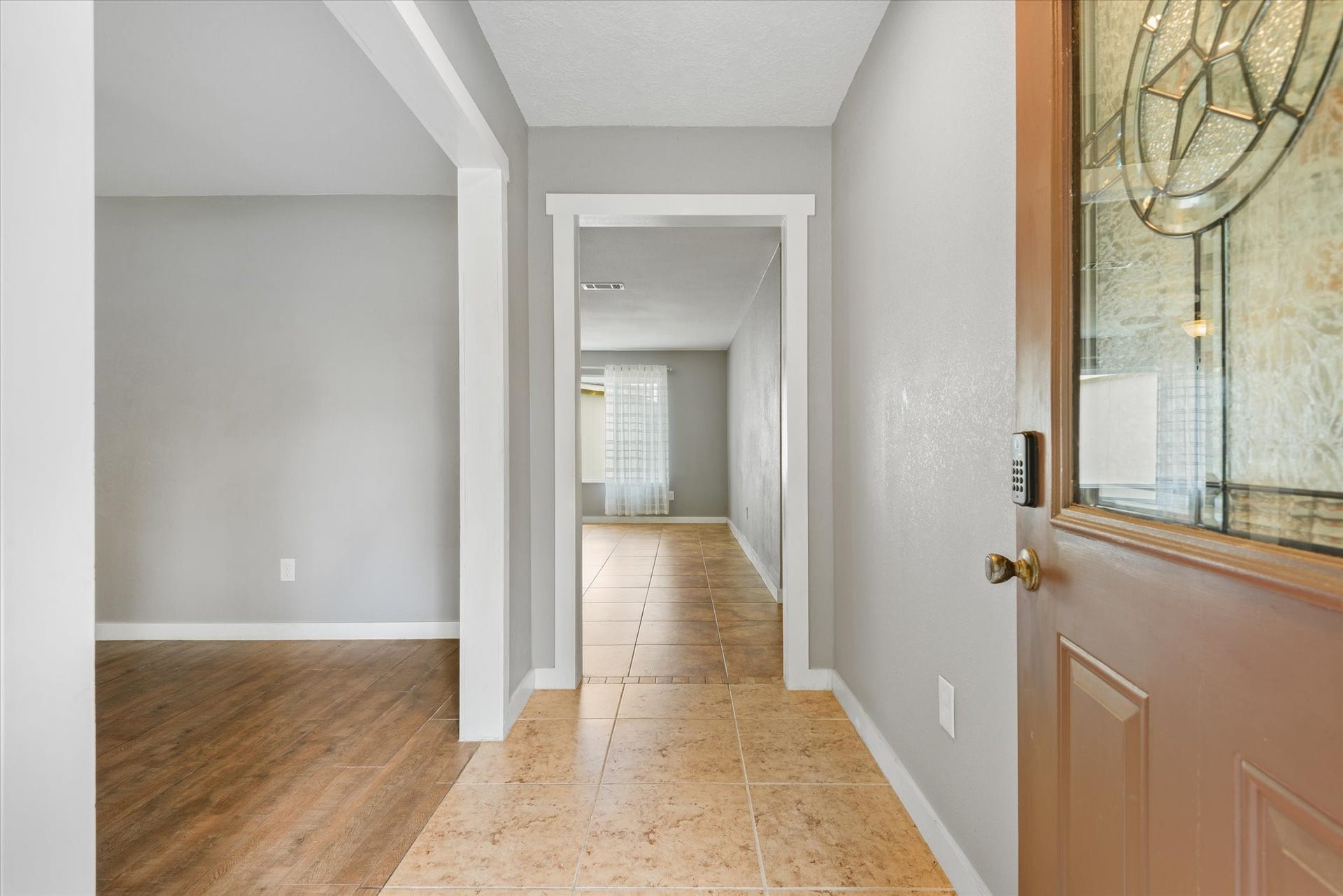 15811 Wandering Trail, Friendswood, TX 77546 Tile entry and living spaces.