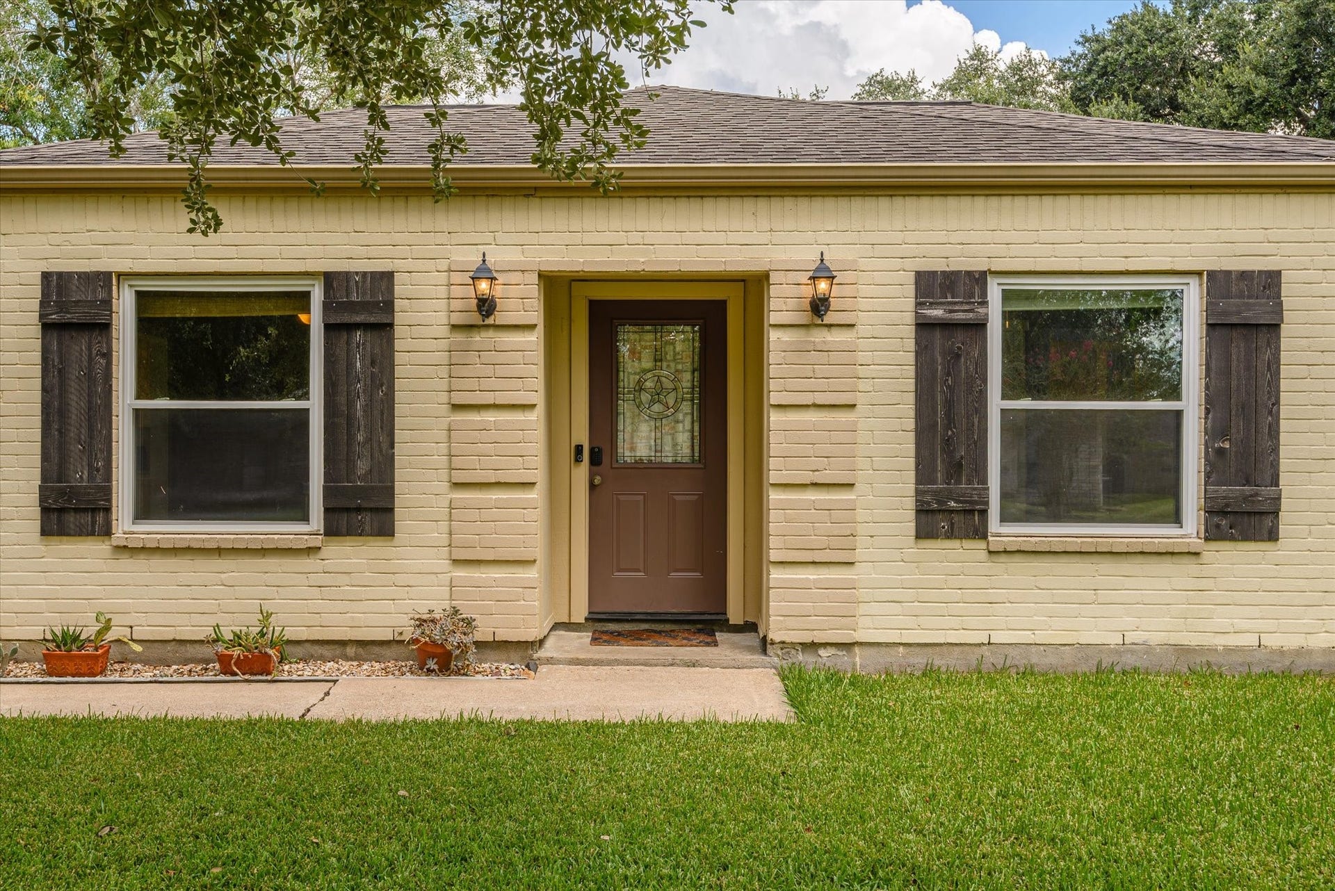 15811 Wandering Trail, Friendswood, TX 77546 Great curb appeal and mature trees.