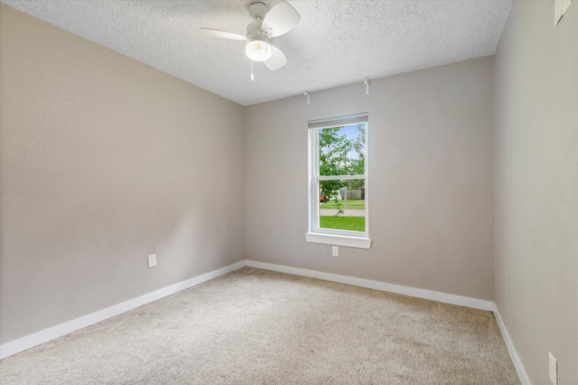15811 Wandering Trail, Friendswood, TX 77546 Secondary bedroom.